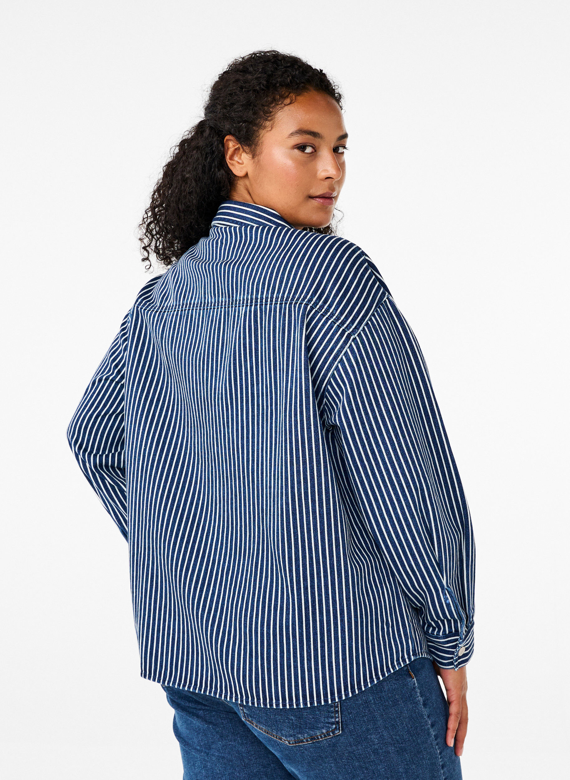 Zizzi Enf&auml;rgad jeansskjorta med br&ouml;stfickor, Blue Denim Stripe, Model image number 1
