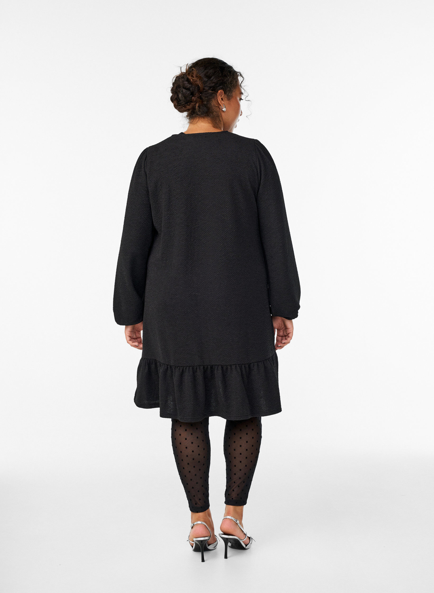 Zizzi Kort kl&auml;nning med textur och volangkant, Svart, Model image number 2