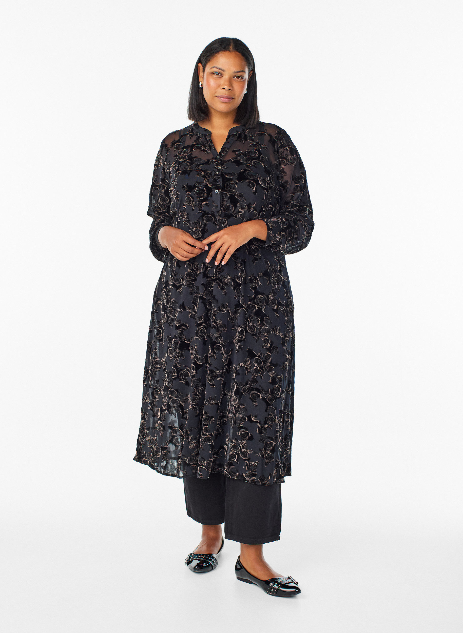 Midikl&auml;nning i mesh med velourrosor, Svart, Model