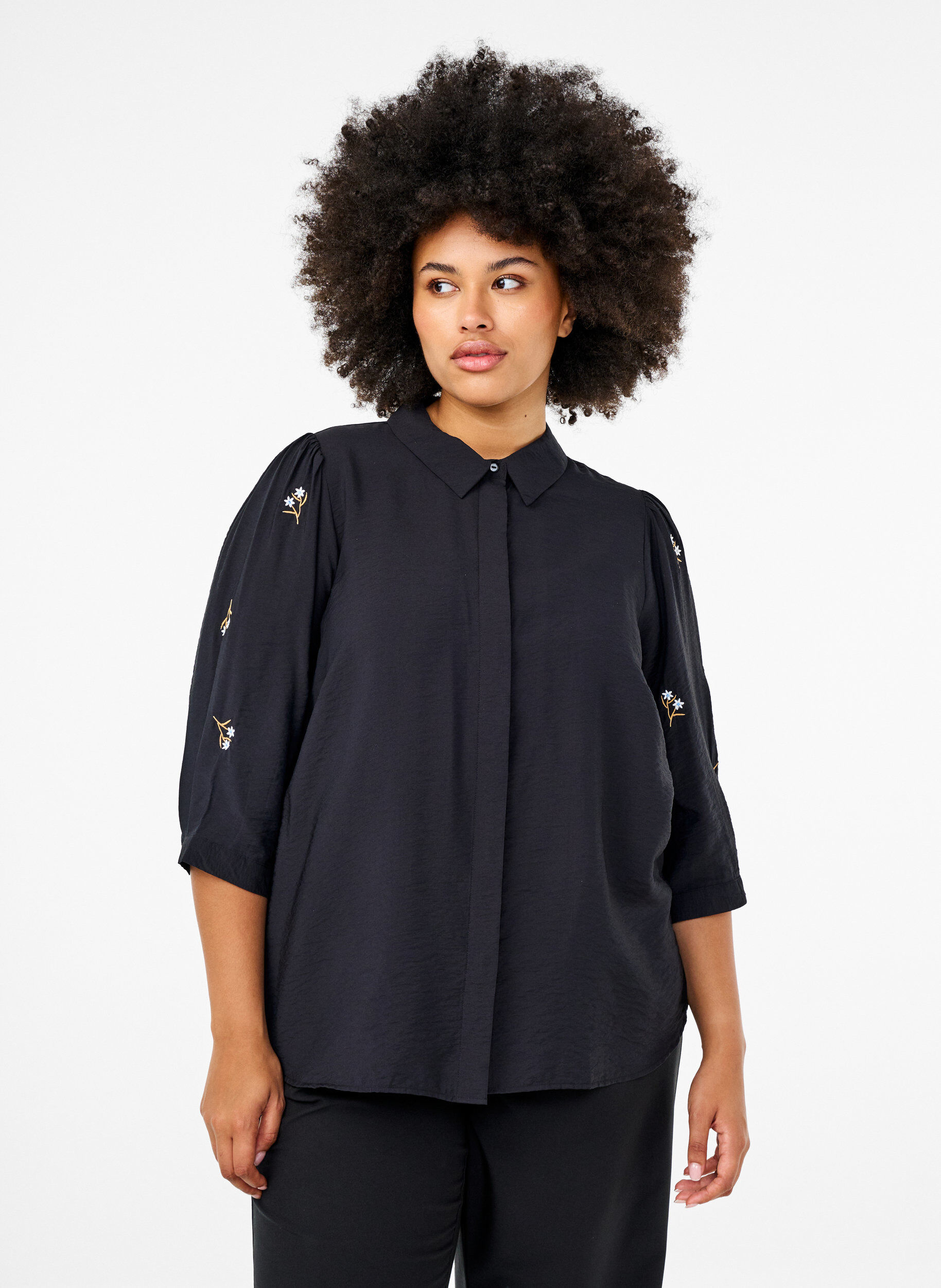 Zizzi Blus med 3/4-&auml;rm och blommig broderi, Black, Model image number 0