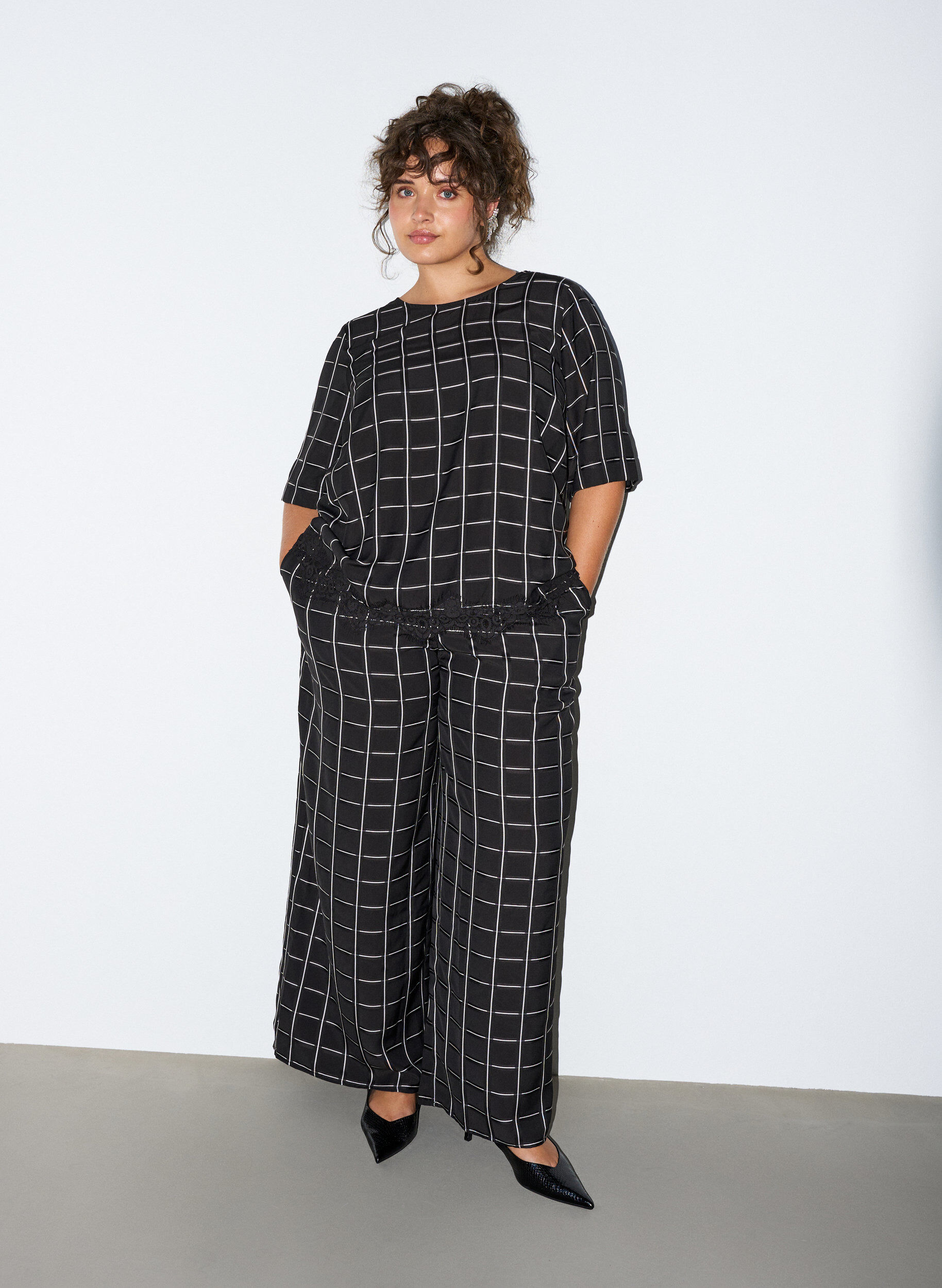 ZizziRutig blus med spetskant och armb&aring;gsl&aring;nga &auml;rmar, Svart, Model image number 1