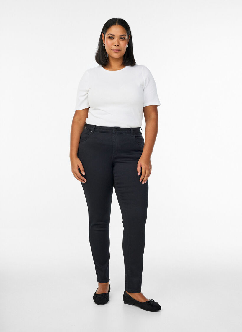 Emily jeans med smal passform och normal midja, Svart, Model image number 0