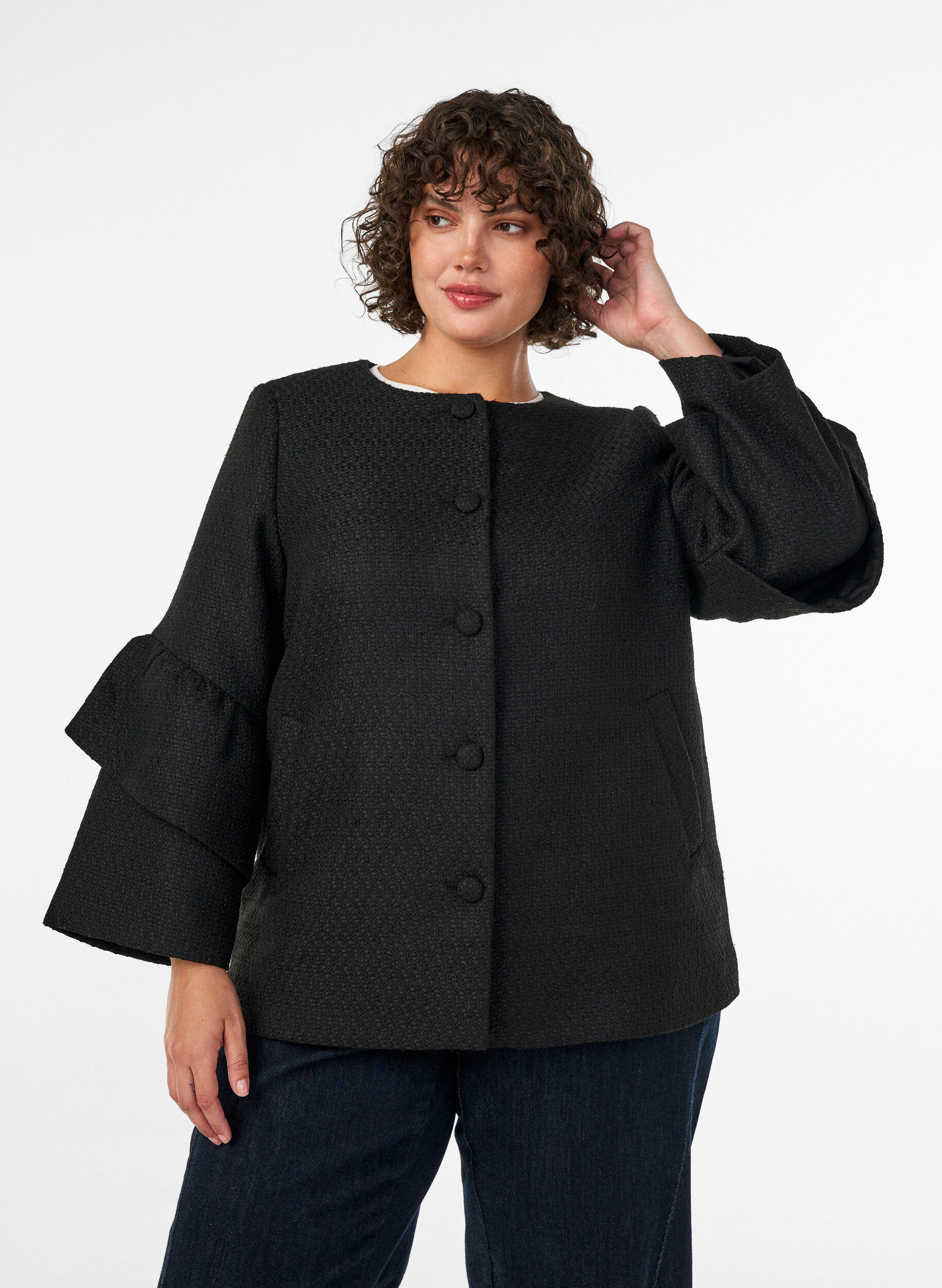 ZizziJacka i boucl&eacute; med volangdetaljer, Svart, Model image number 0