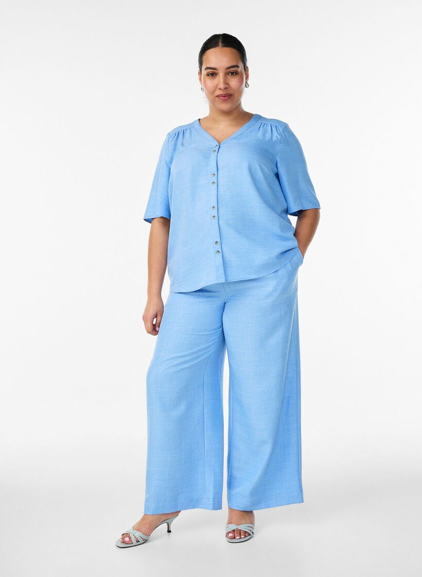 V-ringad skjortblus med korta &auml;rmar, Bl&aring;, Model image number 1
