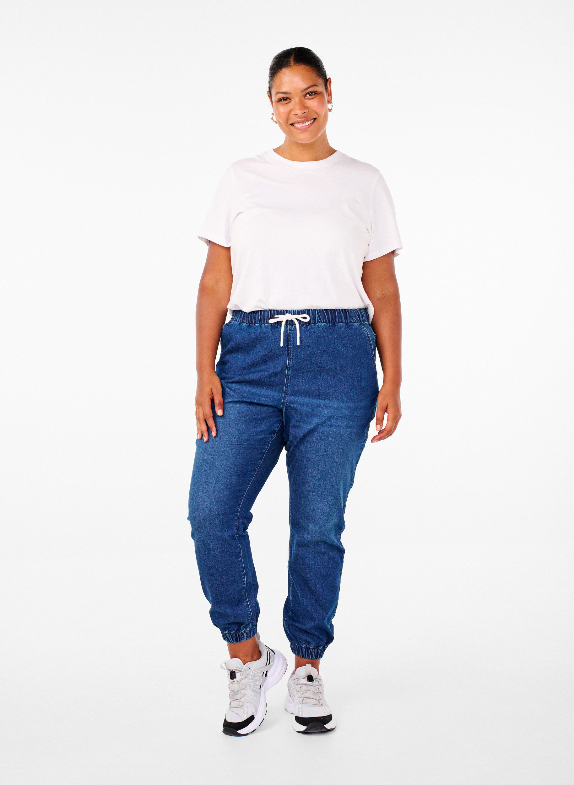 Joggingbyxor i denim med fickor, Bl&aring;, Model