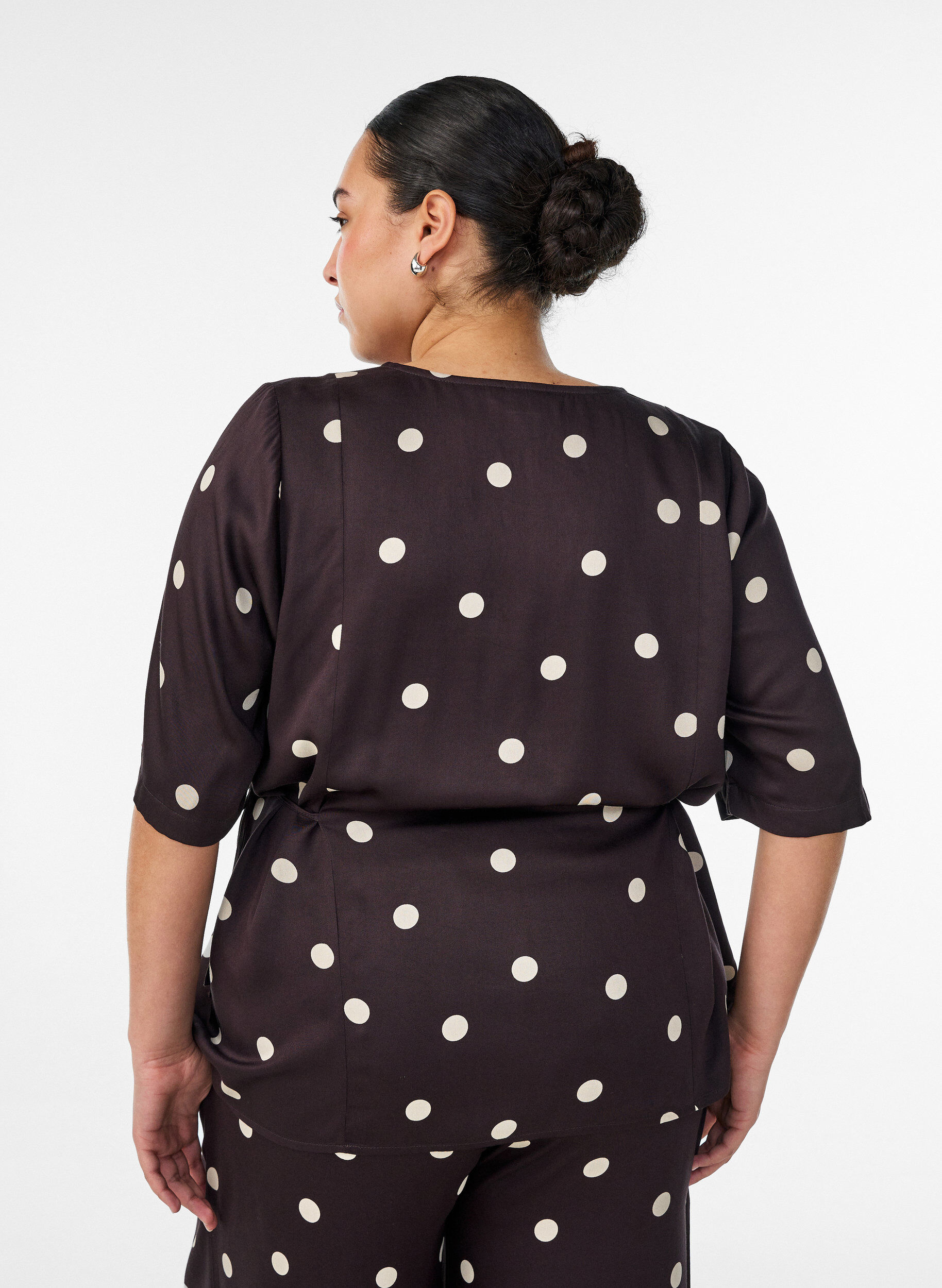 ZizziPrickig blus i viskos med v-ringning och knytning, Brun, Model image number 2