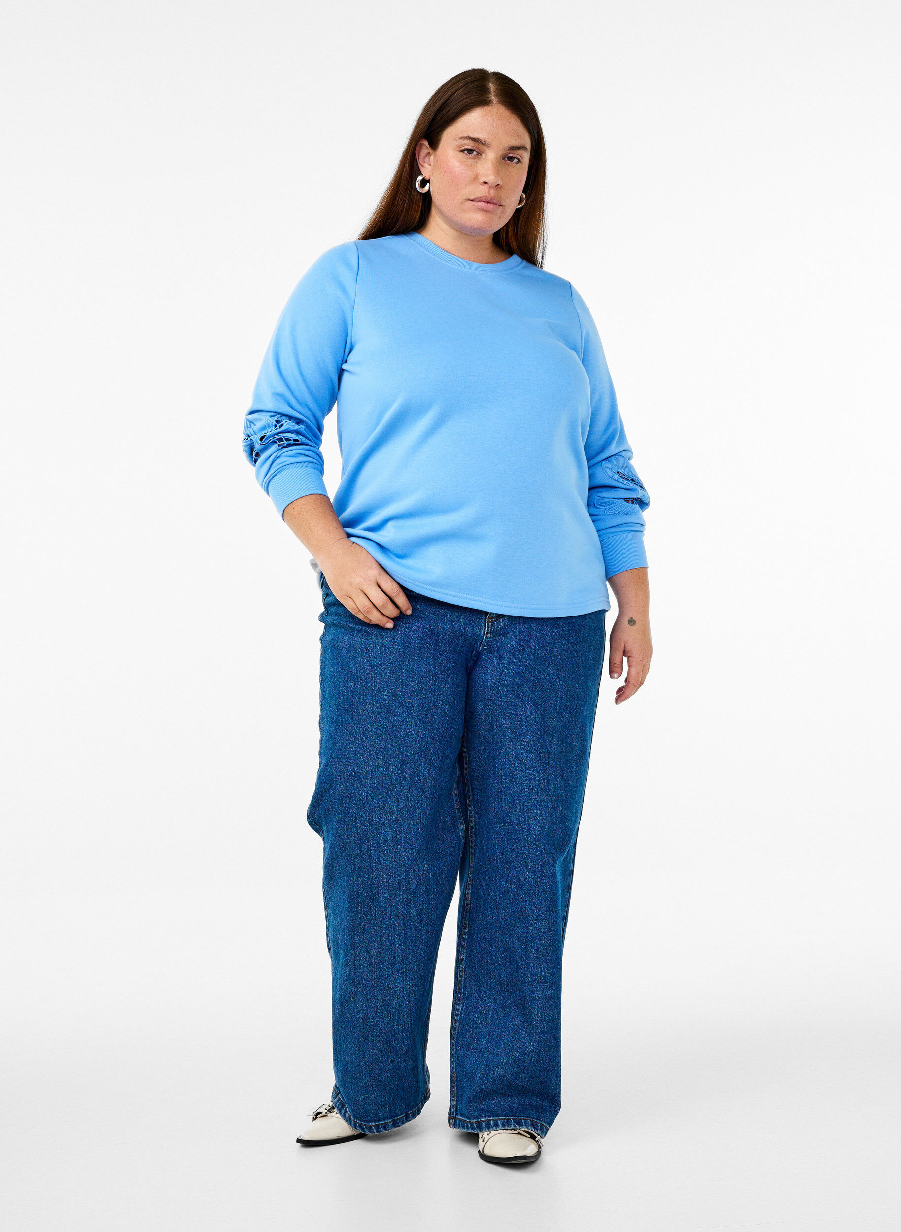 Zizzi Sweatshirt med broderade utsk&auml;rningar, Della Robbia Blue, Model image number 2