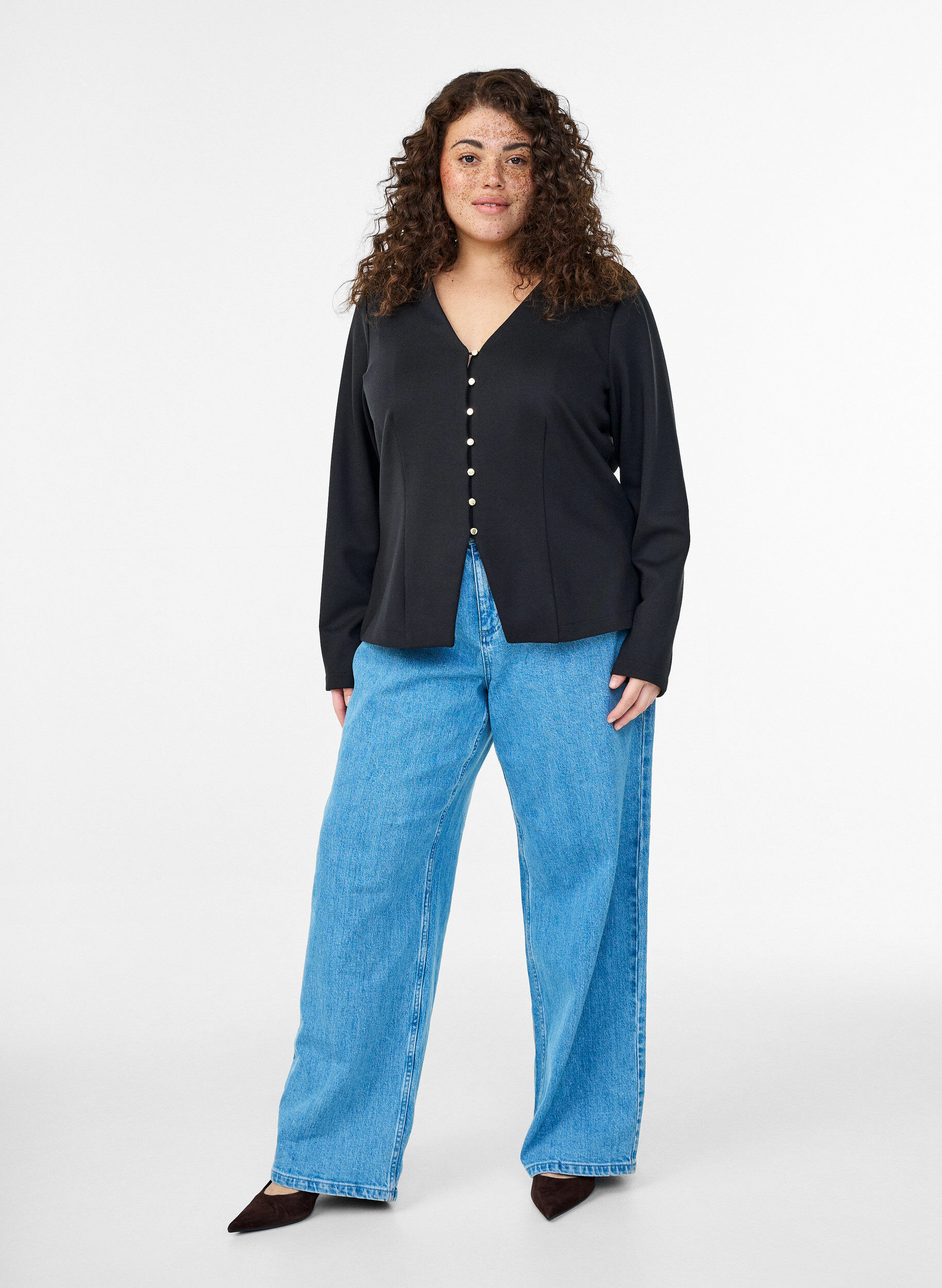 Zizzi V-ringad kofta med guldf&auml;rgade knappar, Svart, Model image number 1