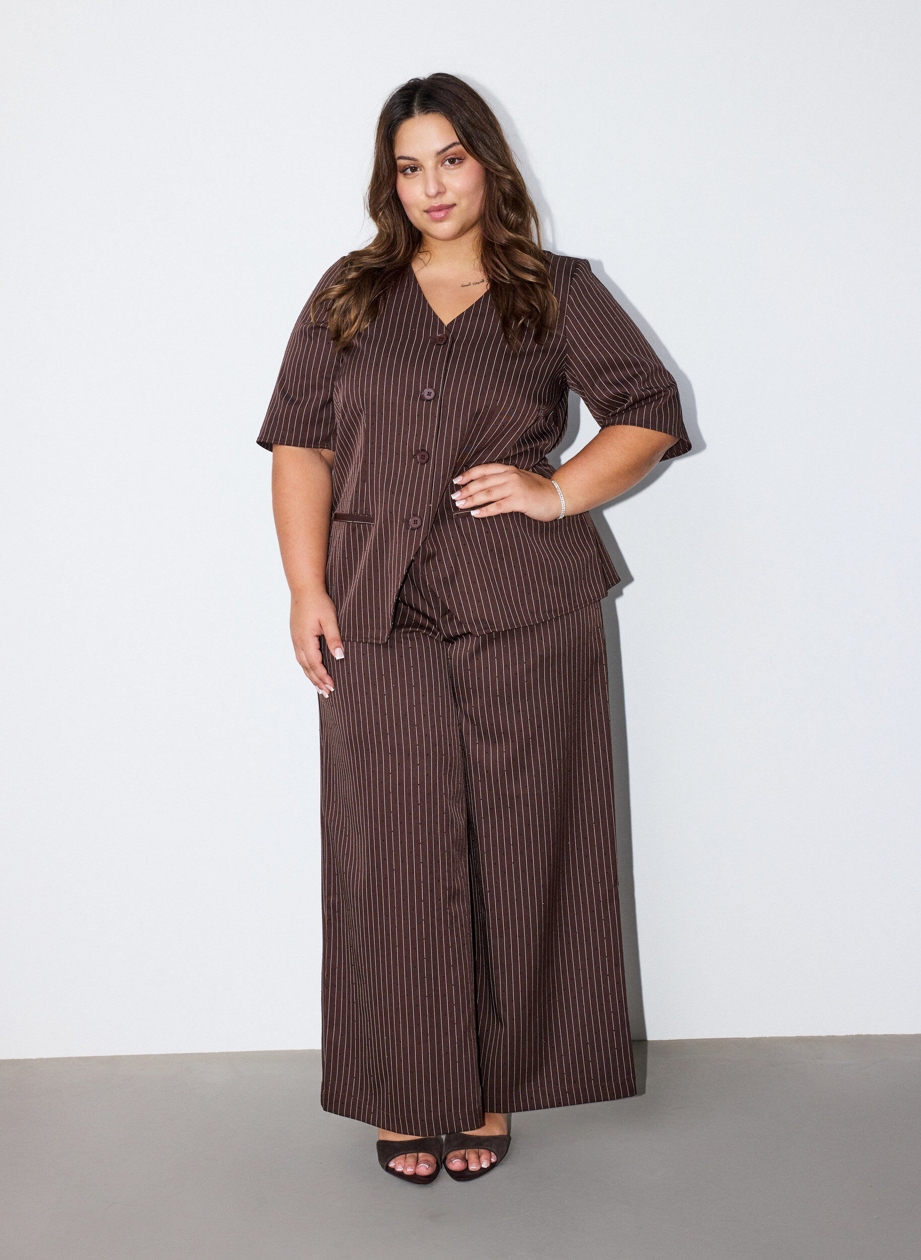 ZizziKritstrecksrandig blus med strass och knappar, Brun, Model image number 1