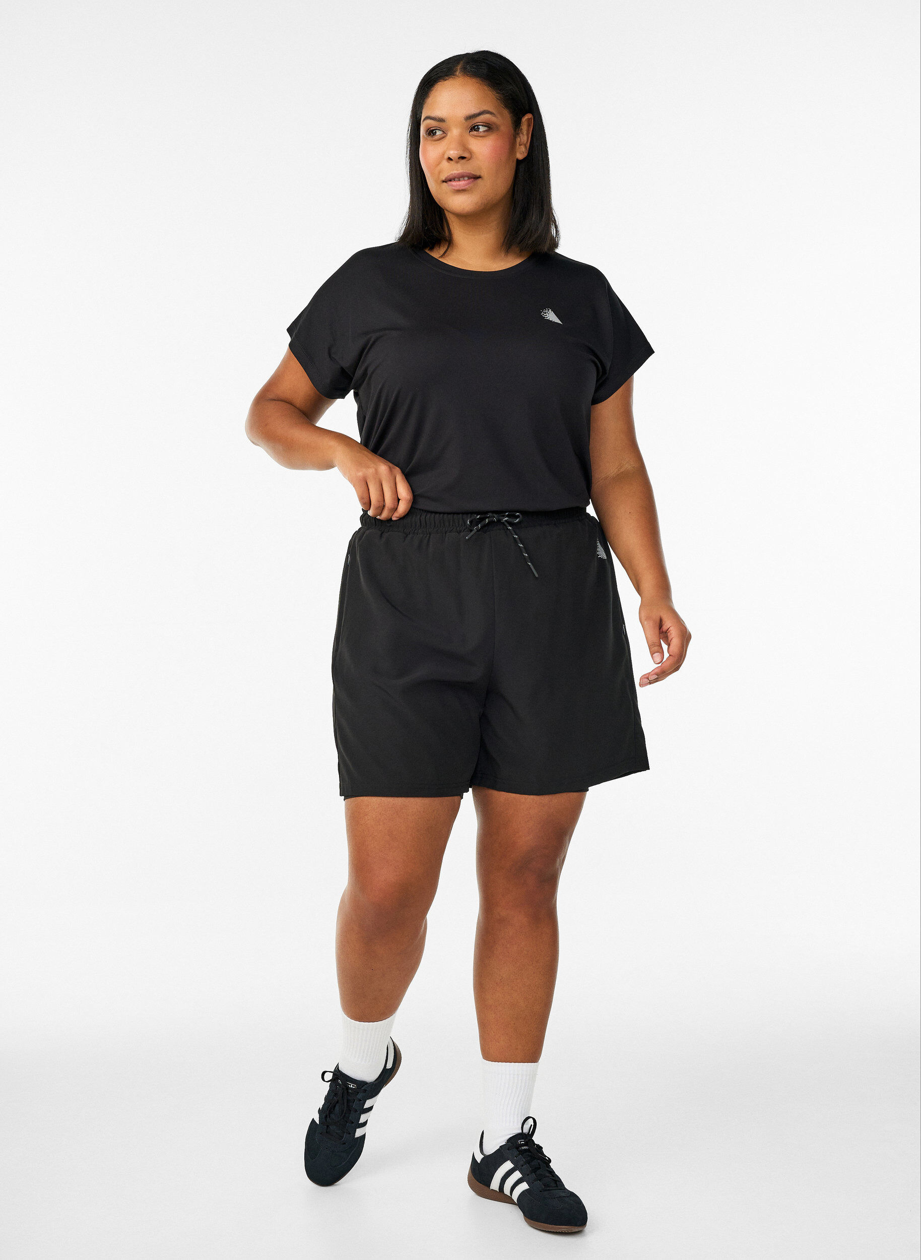 Zizzi Tr&auml;ningsshorts med innershorts och en mobilficka, Svart, Model image number 1