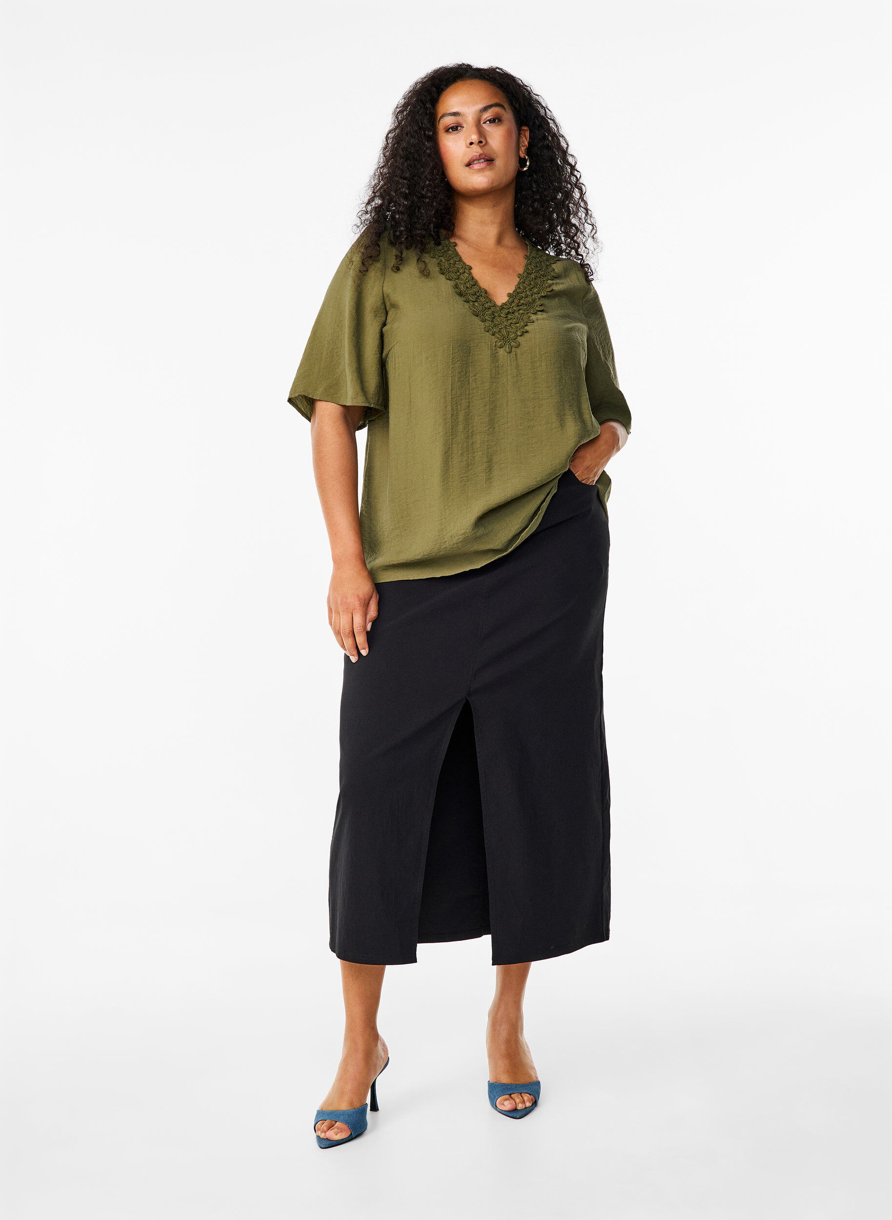 Zizzi Viskosblus med v-ringning och broderidetalj, Gr&ouml;n, Model image number 1