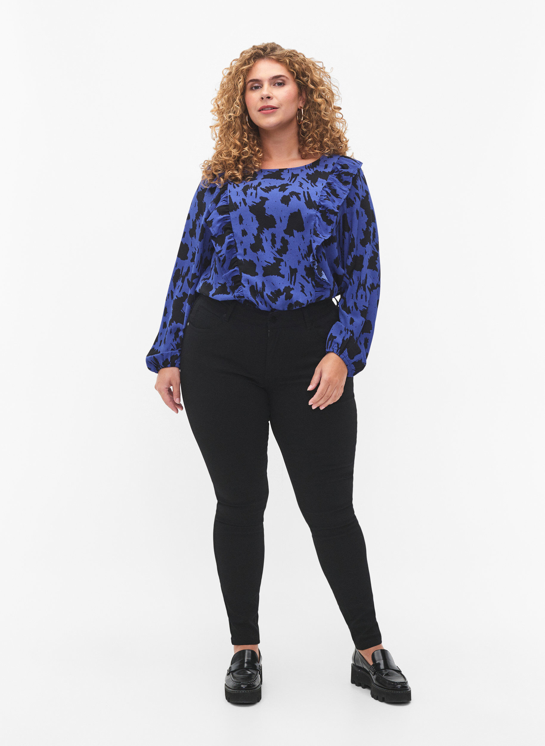 Zizzi L&aring;ng&auml;rmad blus med volanger, Black Blue AOP, Model image number 2