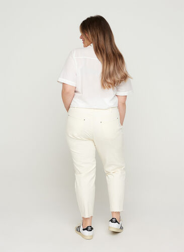 Croppade Mille mom fit-jeans med råa kanter, Ecru, Model image number 1
