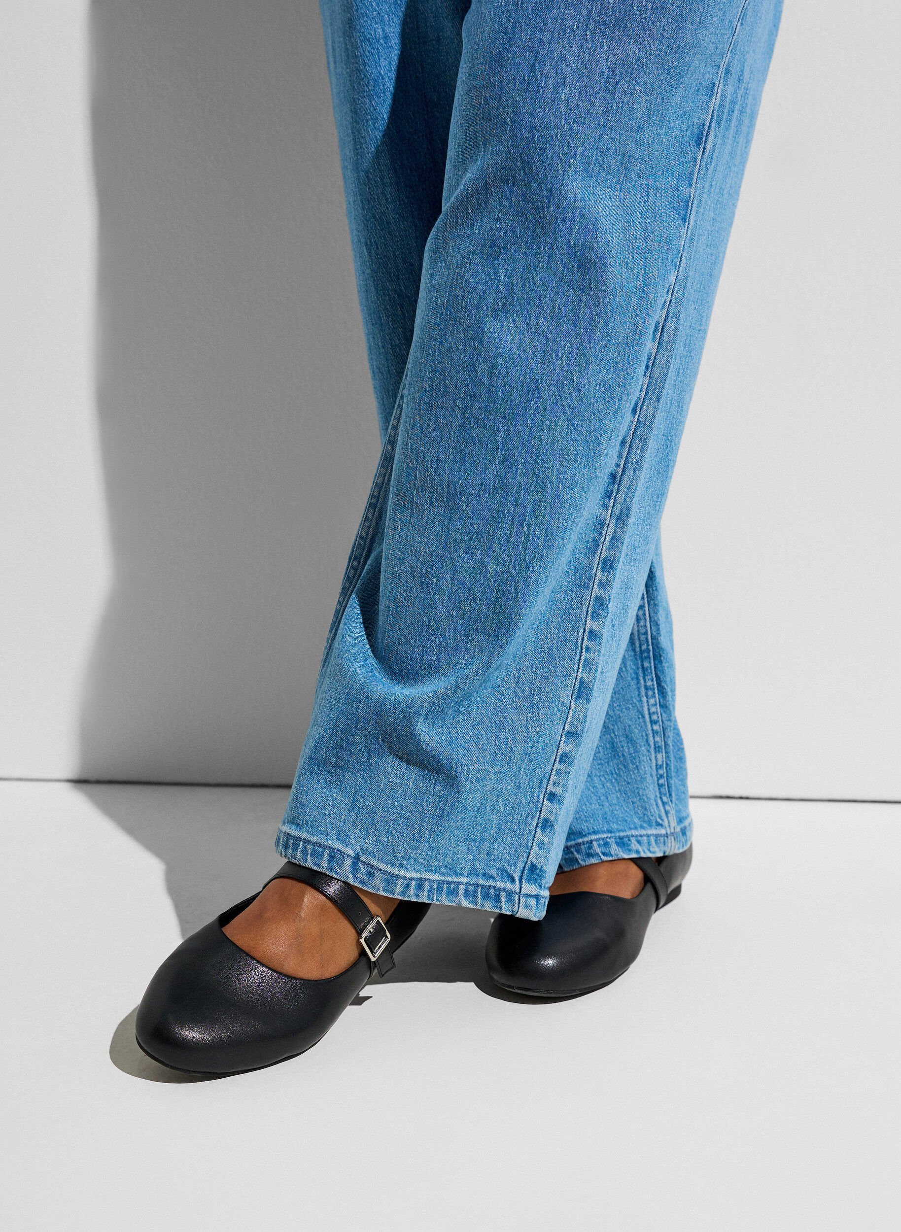 Ballerina i l&auml;derimitation med rem, Svart, Model