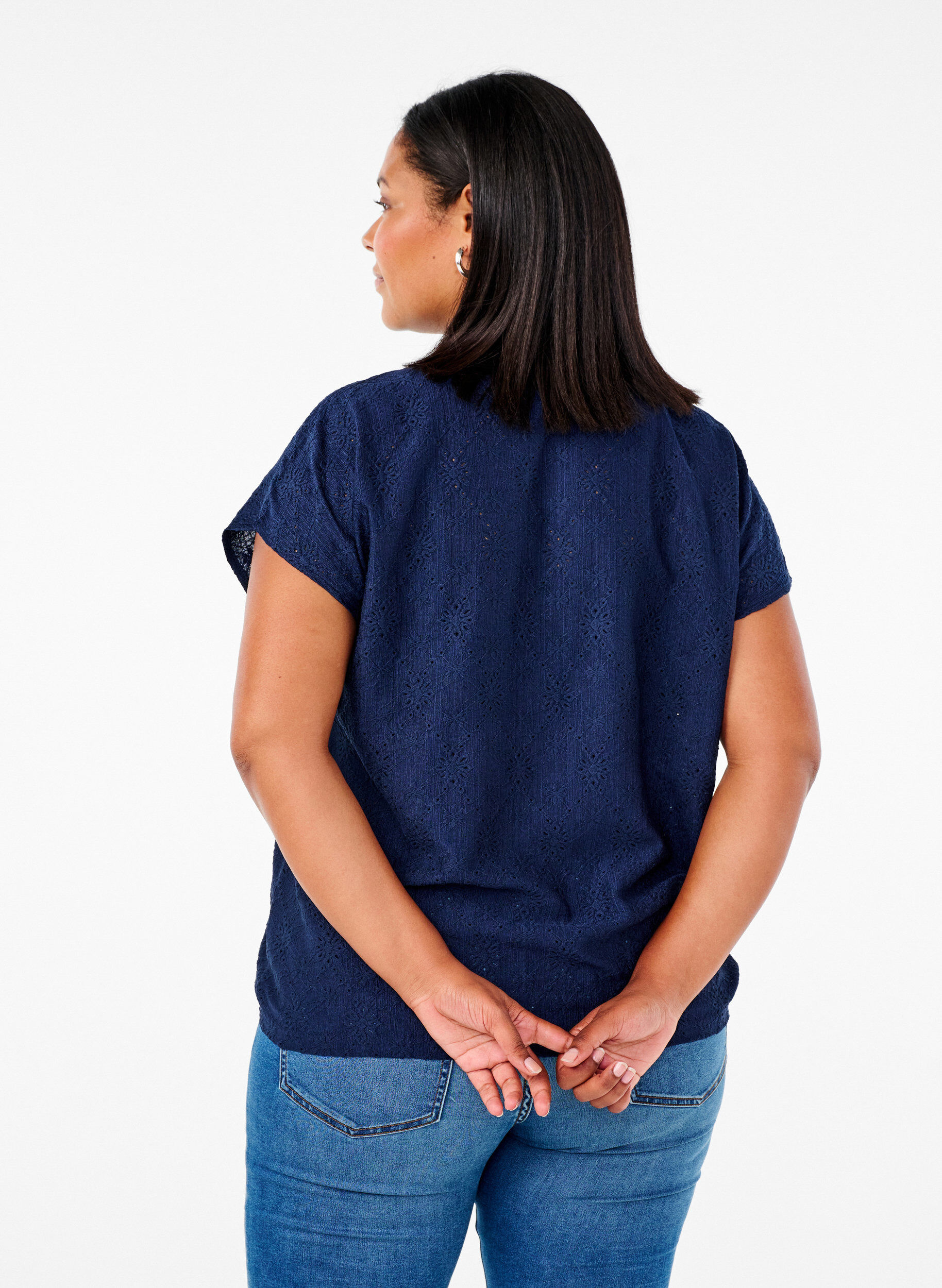 Zizzi Blus med korta &auml;rmar och blommig broderi, Naval Academy, Model image number 1