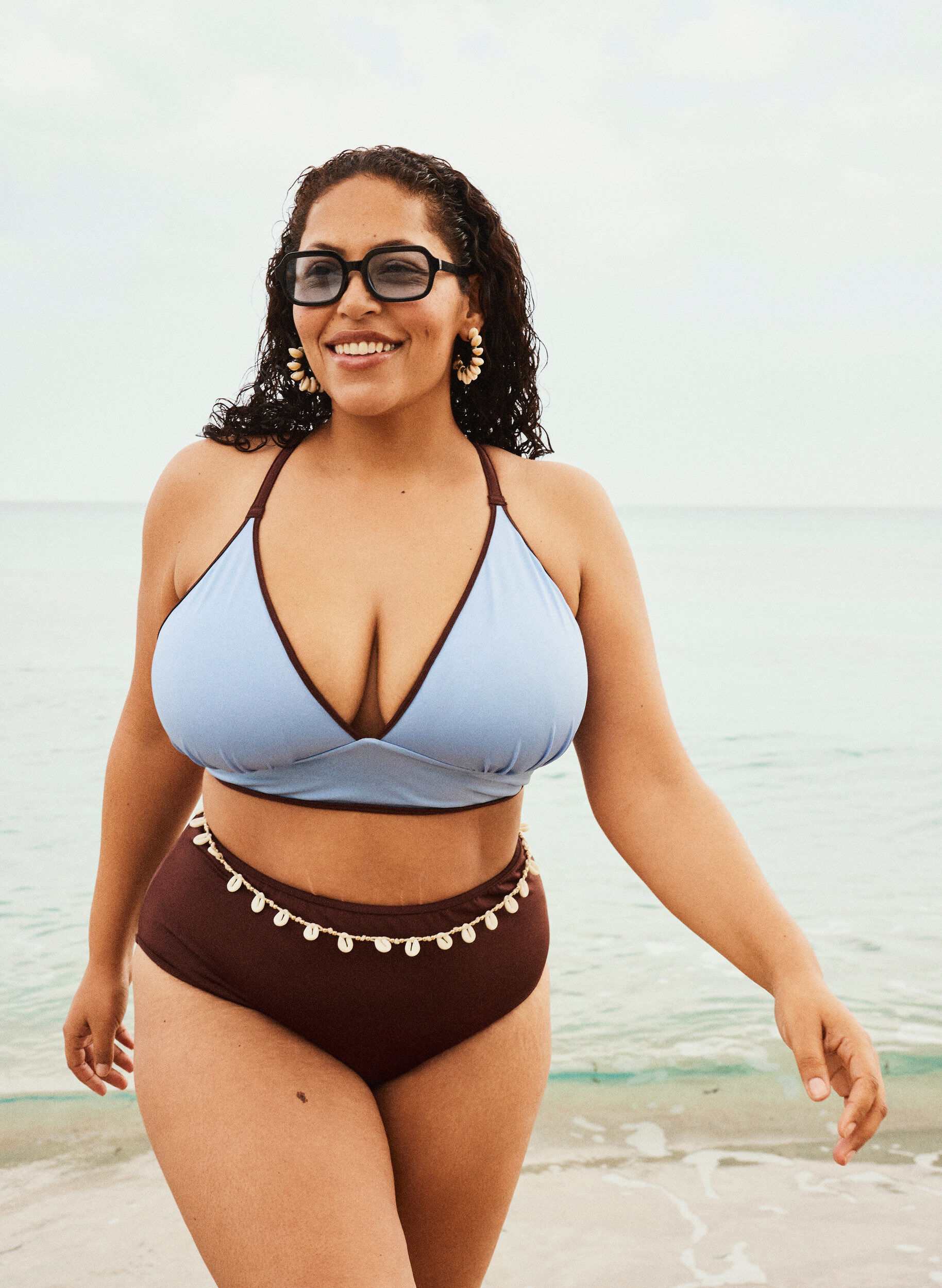 Zizzi V&auml;ndbar bikinitopp med v-ringning och kors i ryggen, Brun, Image image number 0