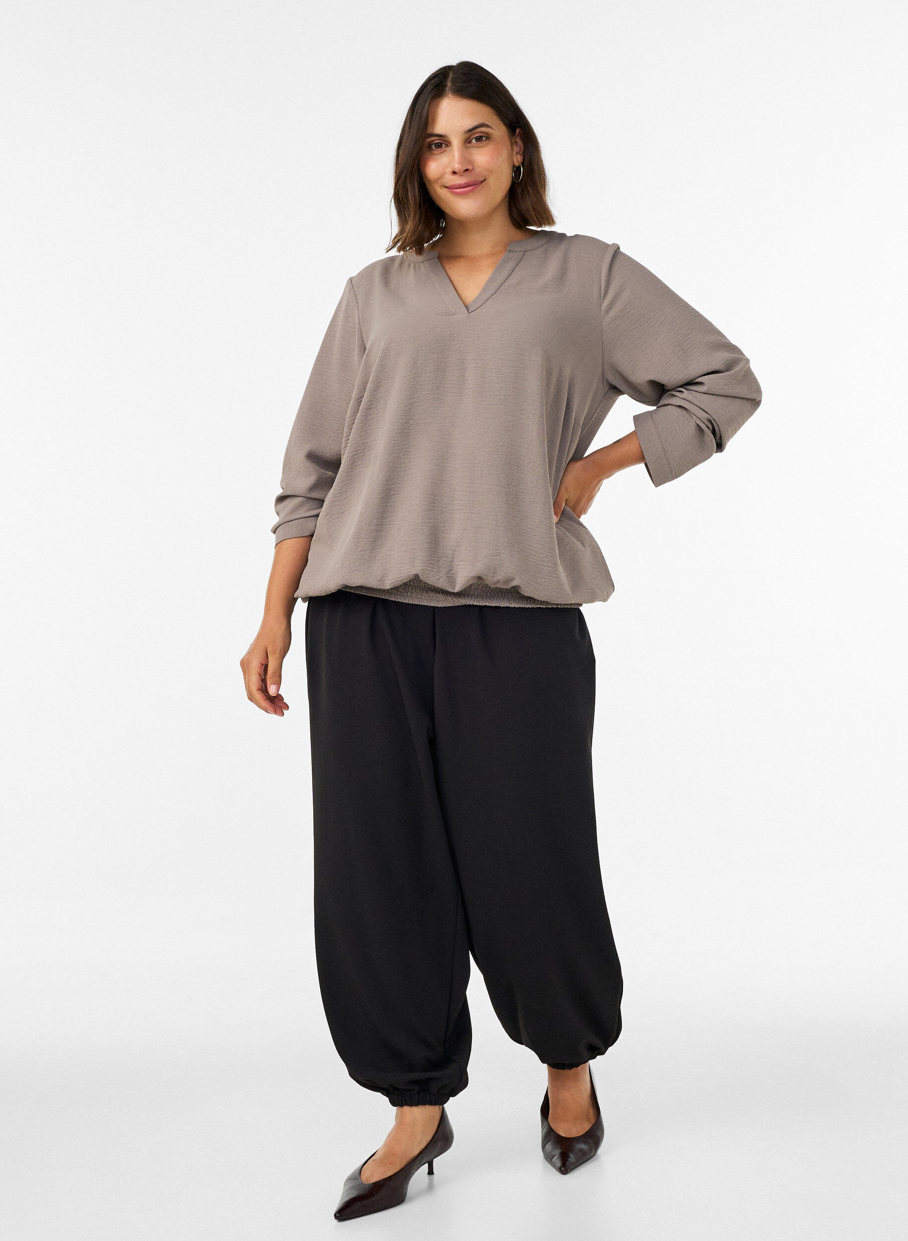 ZizziBlus i ballongsilhuett med v-ringning, Beige, Model image number 1