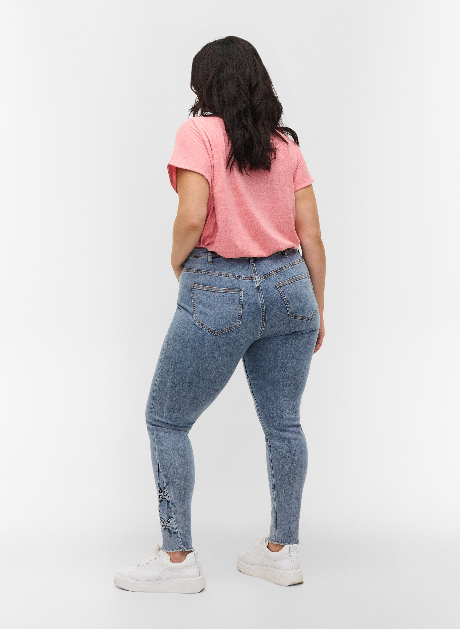 Zizzi Croppade Amy jeans med rosetter, Light blue, Model image number 1