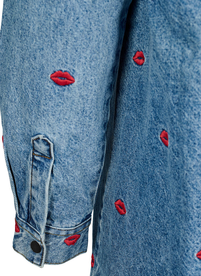 Lös jeanskjorta med broderade läppar, Light Blue Kiss, Packshot image number 4