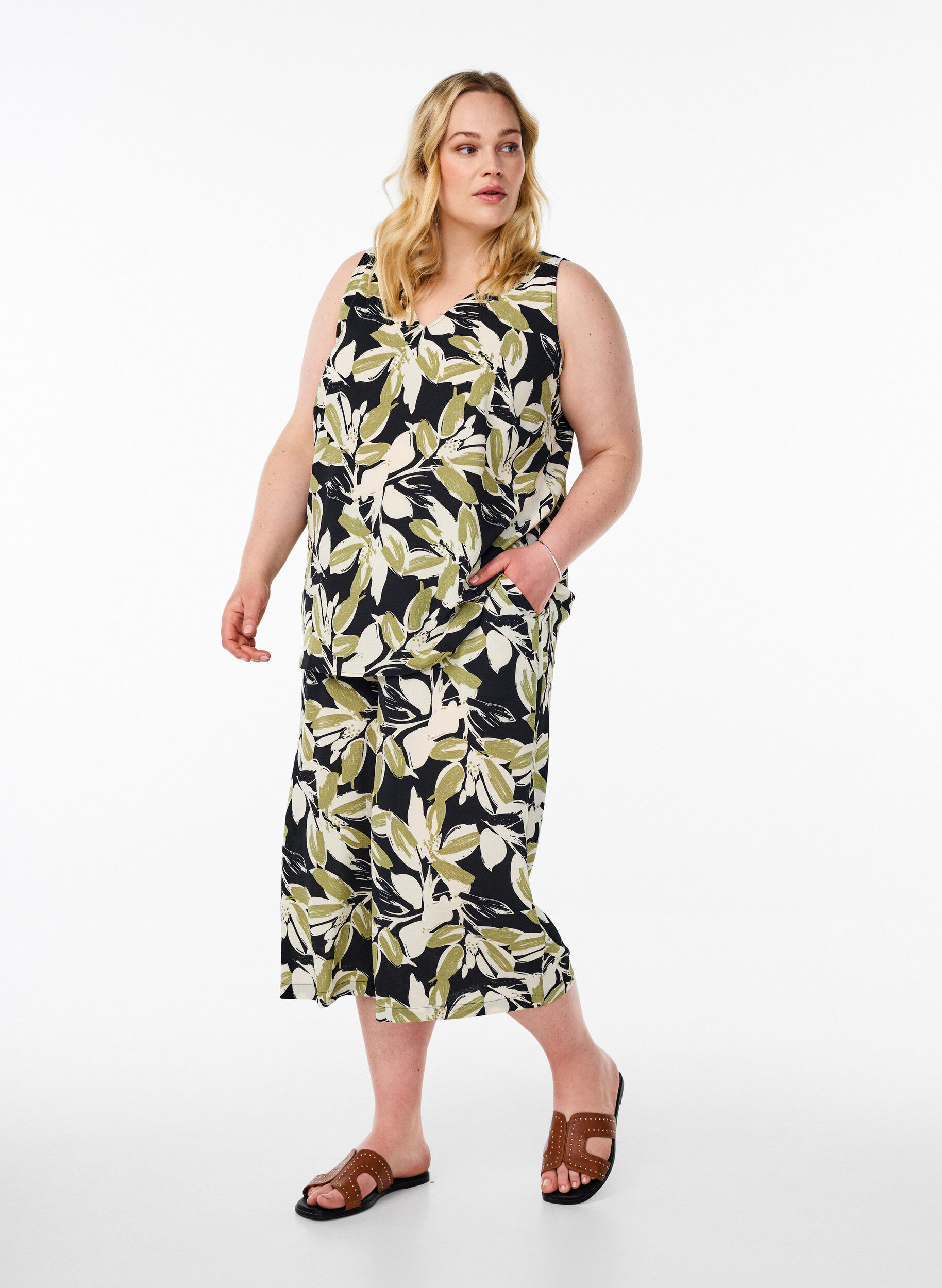 Zizzi M&ouml;nstrad topp med v-ringning, Svart, Model image number 1