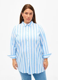 Långskjorta i linne och bomull, Blue White Stripe, Model