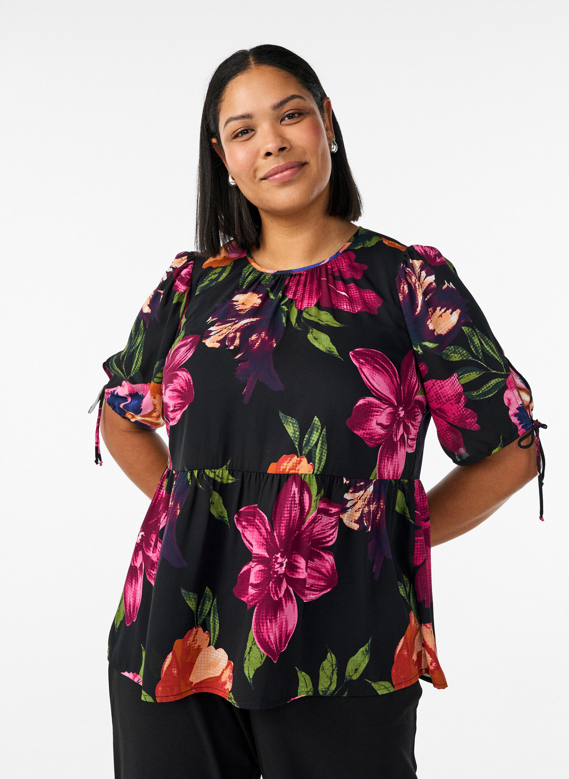 Blus med blommigt m&ouml;nster och peplum, Svart, Model