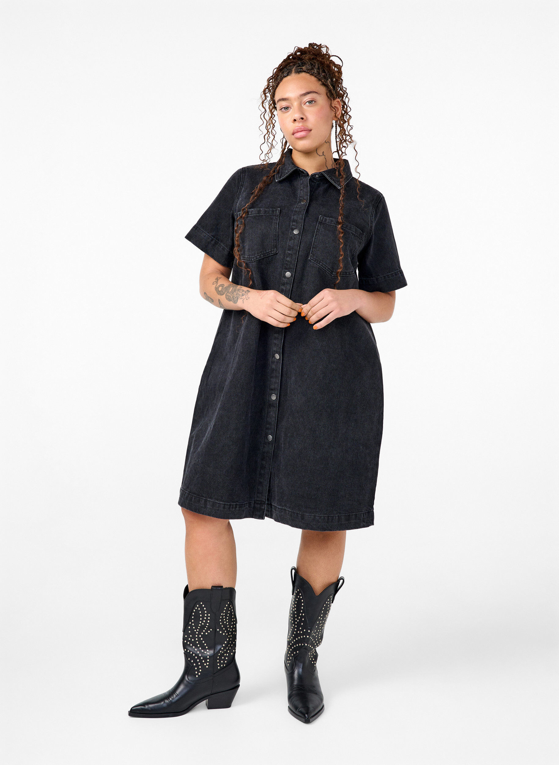 Zizzi L&aring;ng jeansskjorta med korta &auml;rmar, Grey Washed, Model image number 2