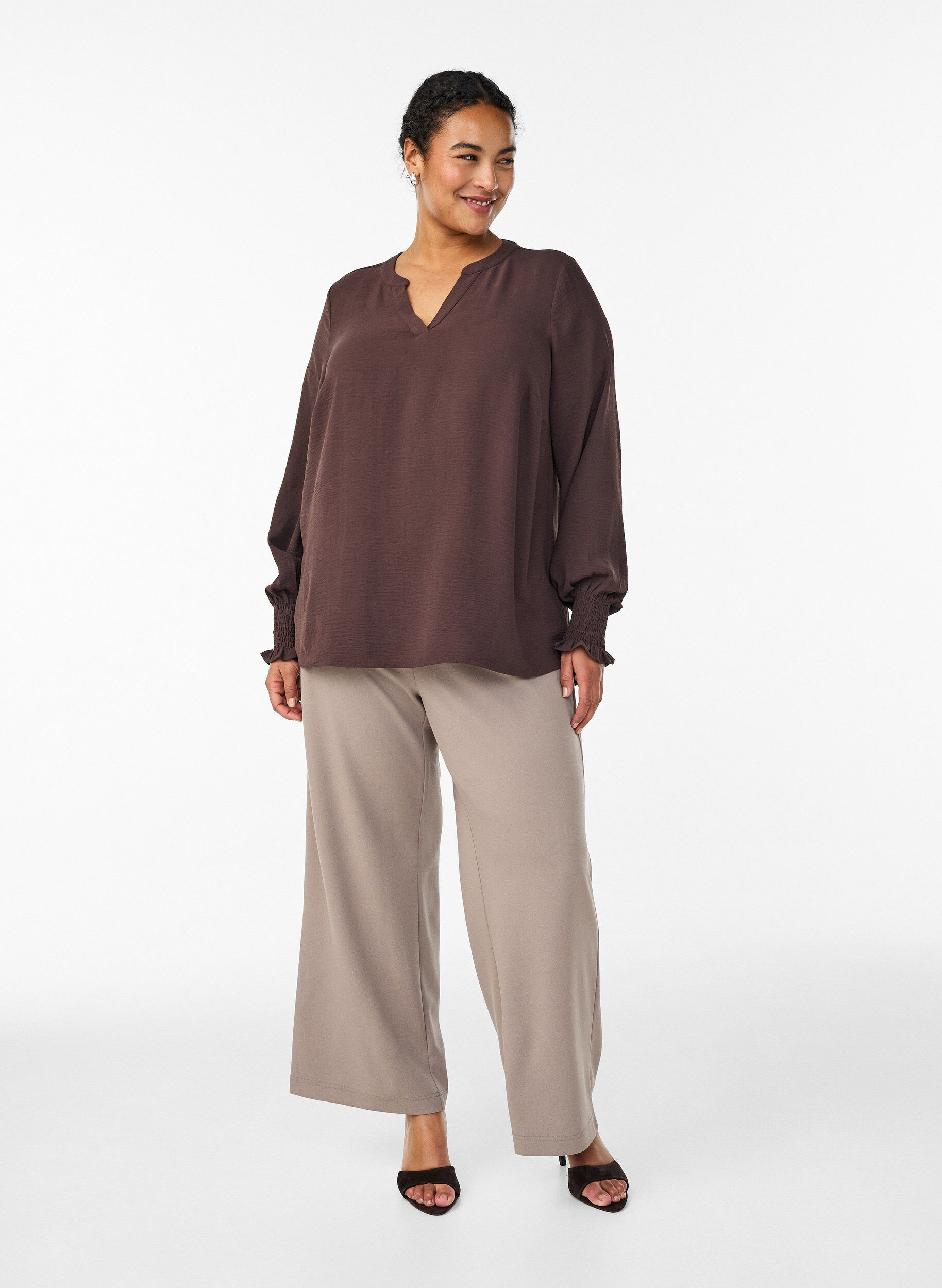 Zizzi Blus med smockade manschetter och v-ringning, Brun, Model image number 1