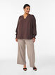 Blus med smockade manschetter och v-ringning, Brun, Model image number 1