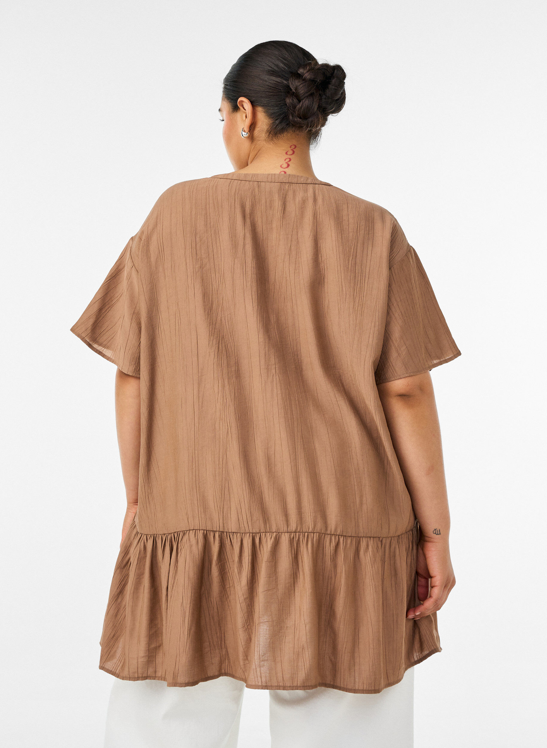 ZizziL&ouml;s tunika med krinklad textur och volangkant, Brun, Model image number 2