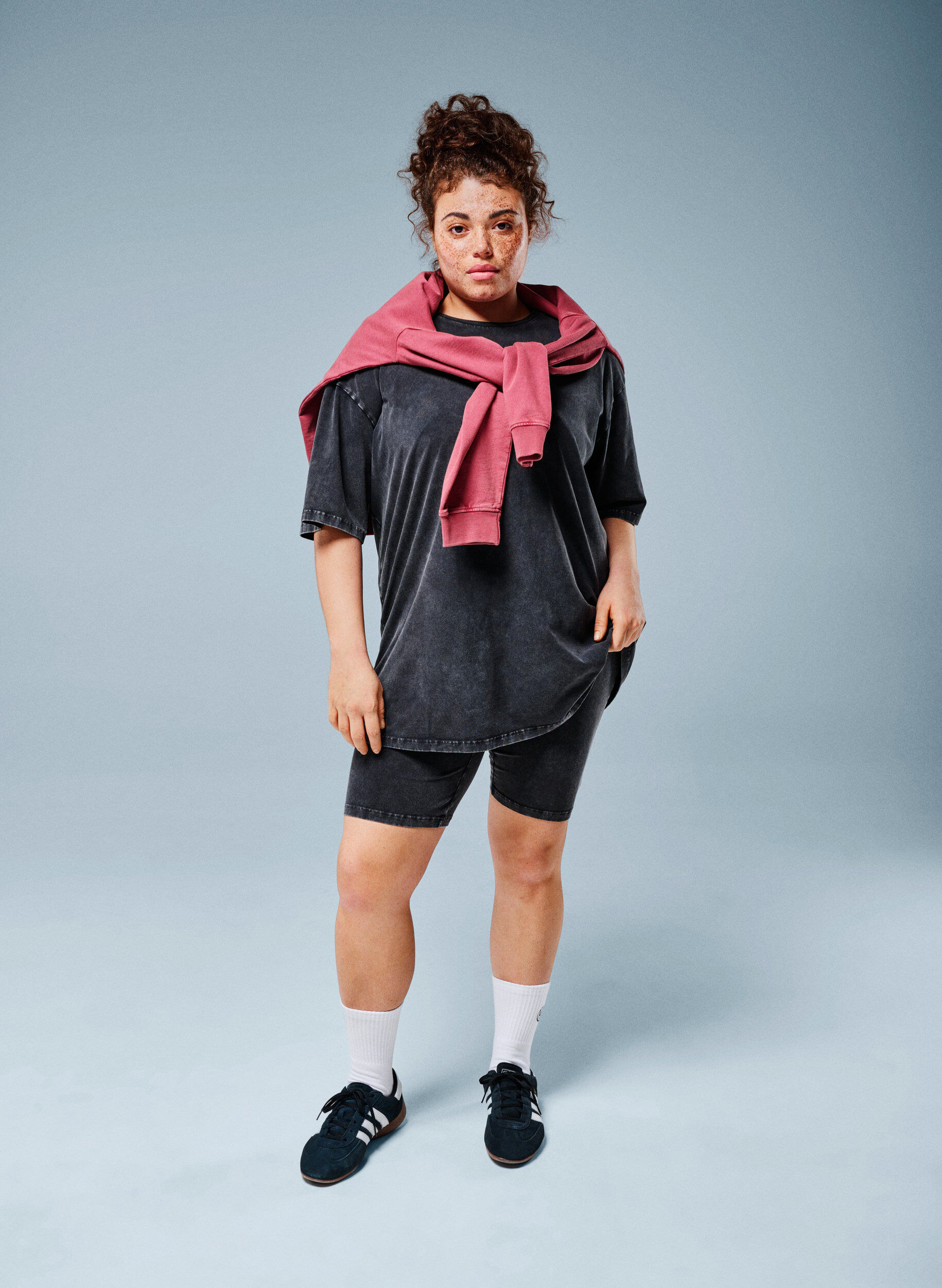 Zizzi Figurn&auml;ra shorts i jersey med en tv&auml;ttad effekt, Svart, Image image number 0