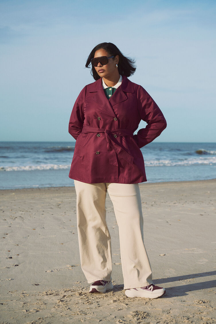 Kort trenchcoat med b&auml;lte, , Model