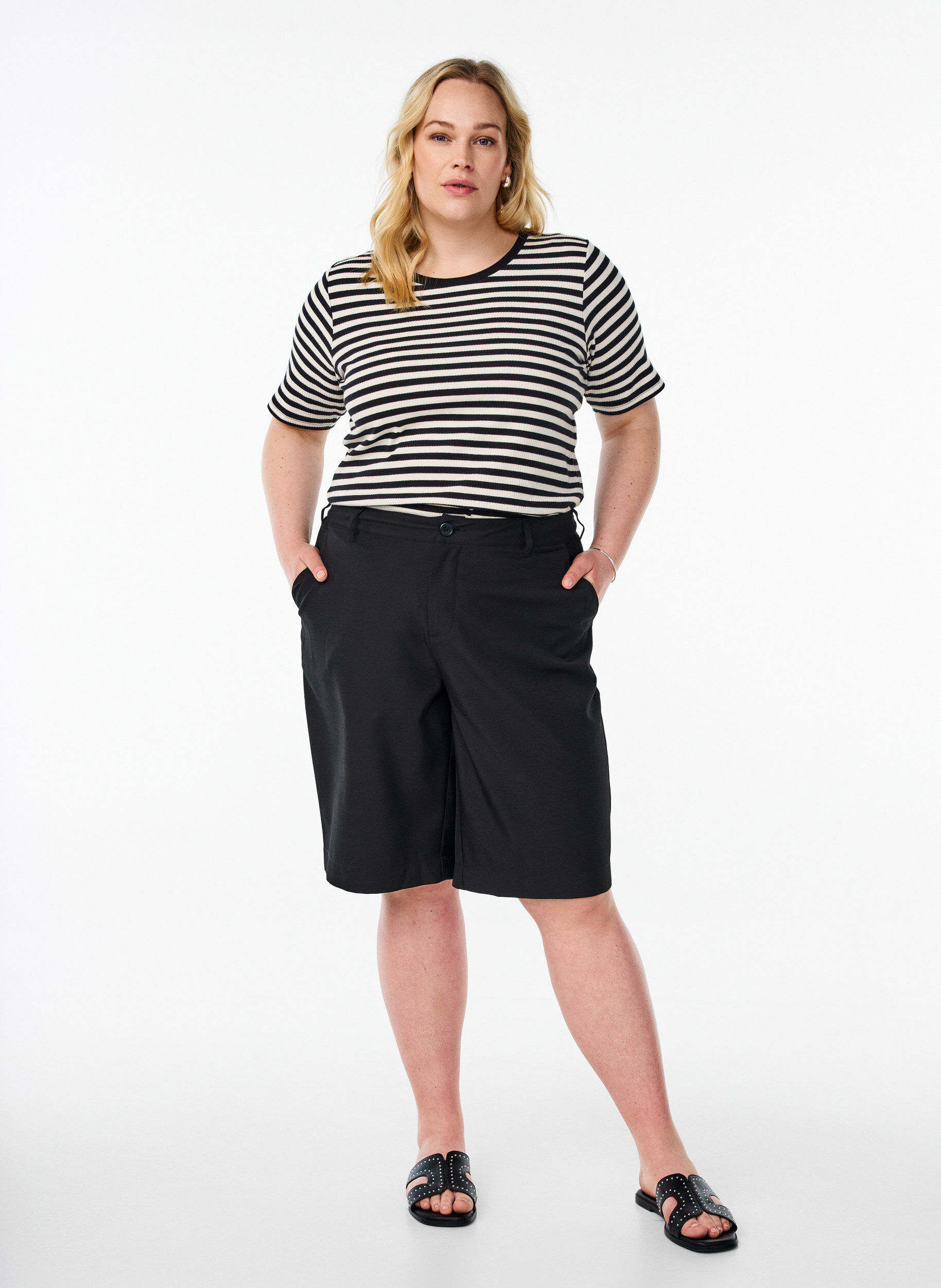 Zizzi Randig t-shirt med ribbad struktur, Svart, Model image number 1