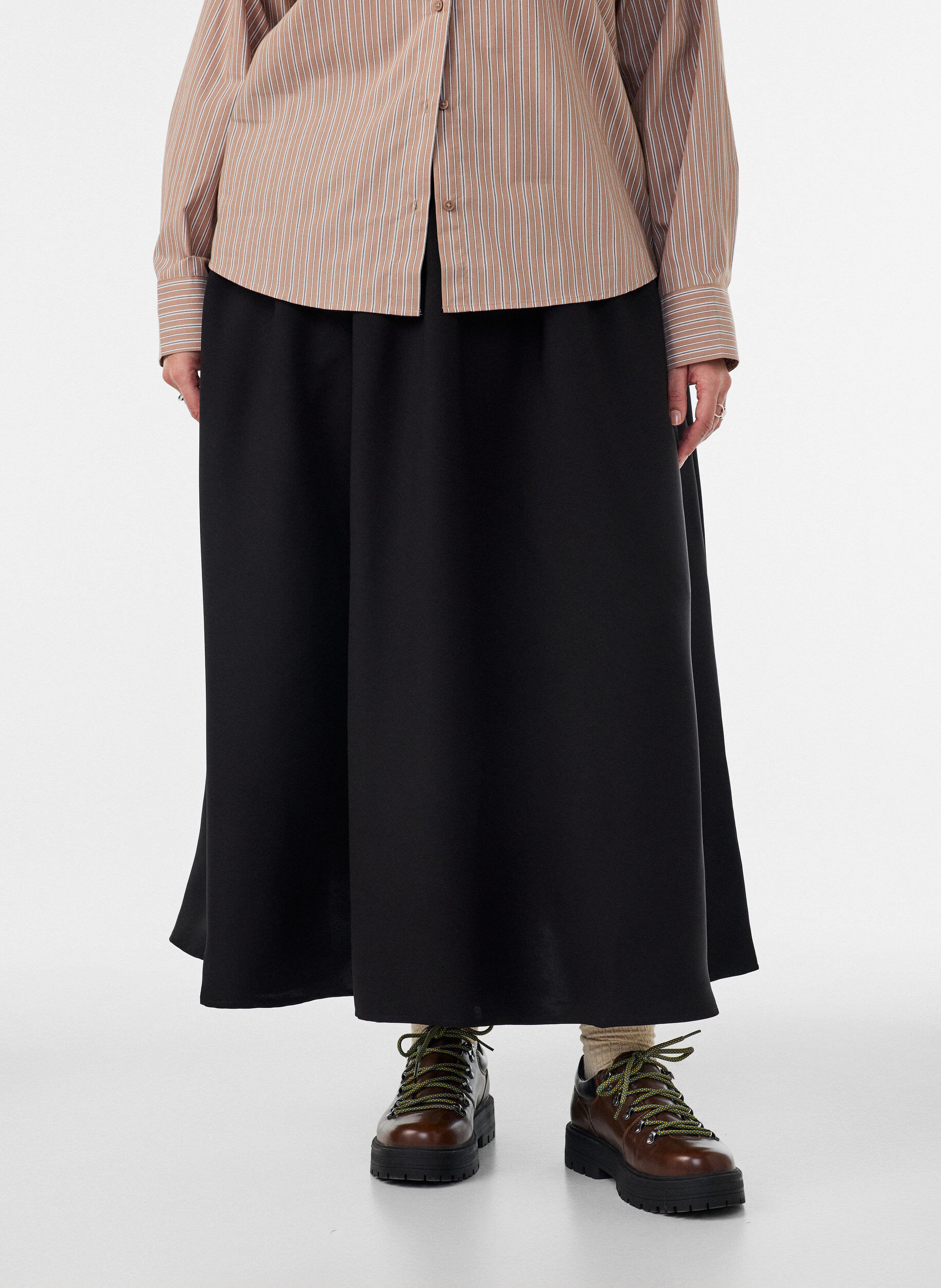 ZizziA-linjeformad maxikjol med fickor, Svart, Model image number 1