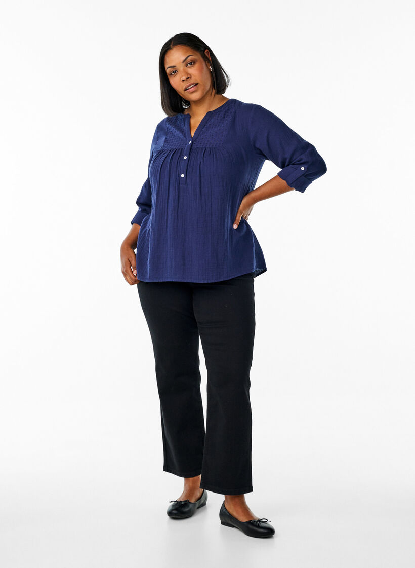 Blus i bomullsmuslin med broderie anglaise, Bl&aring;, Model image number 1