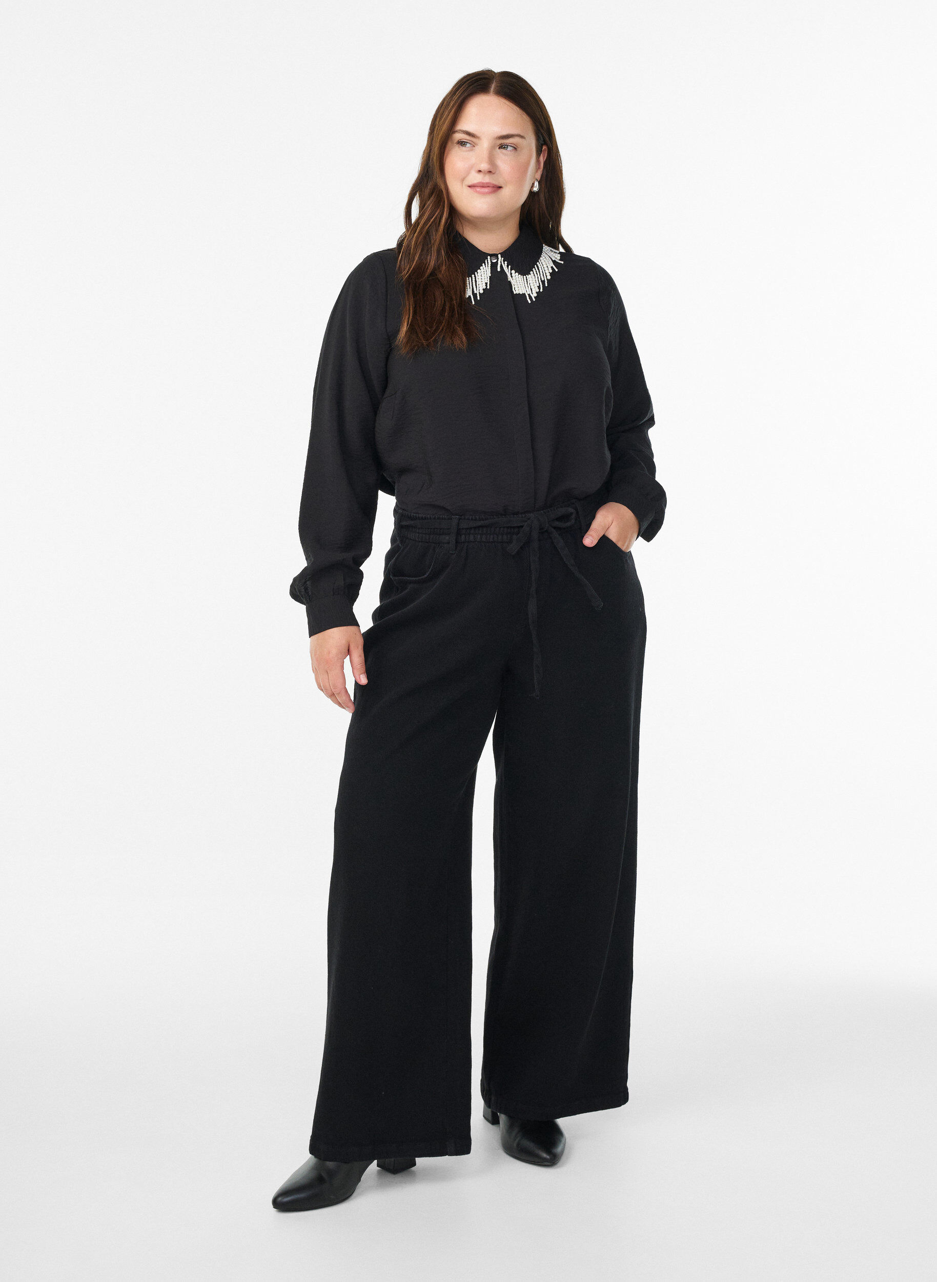 Zizzi Tunika i viskos med p&auml;rlbroderad krage, Svart, Model image number 1