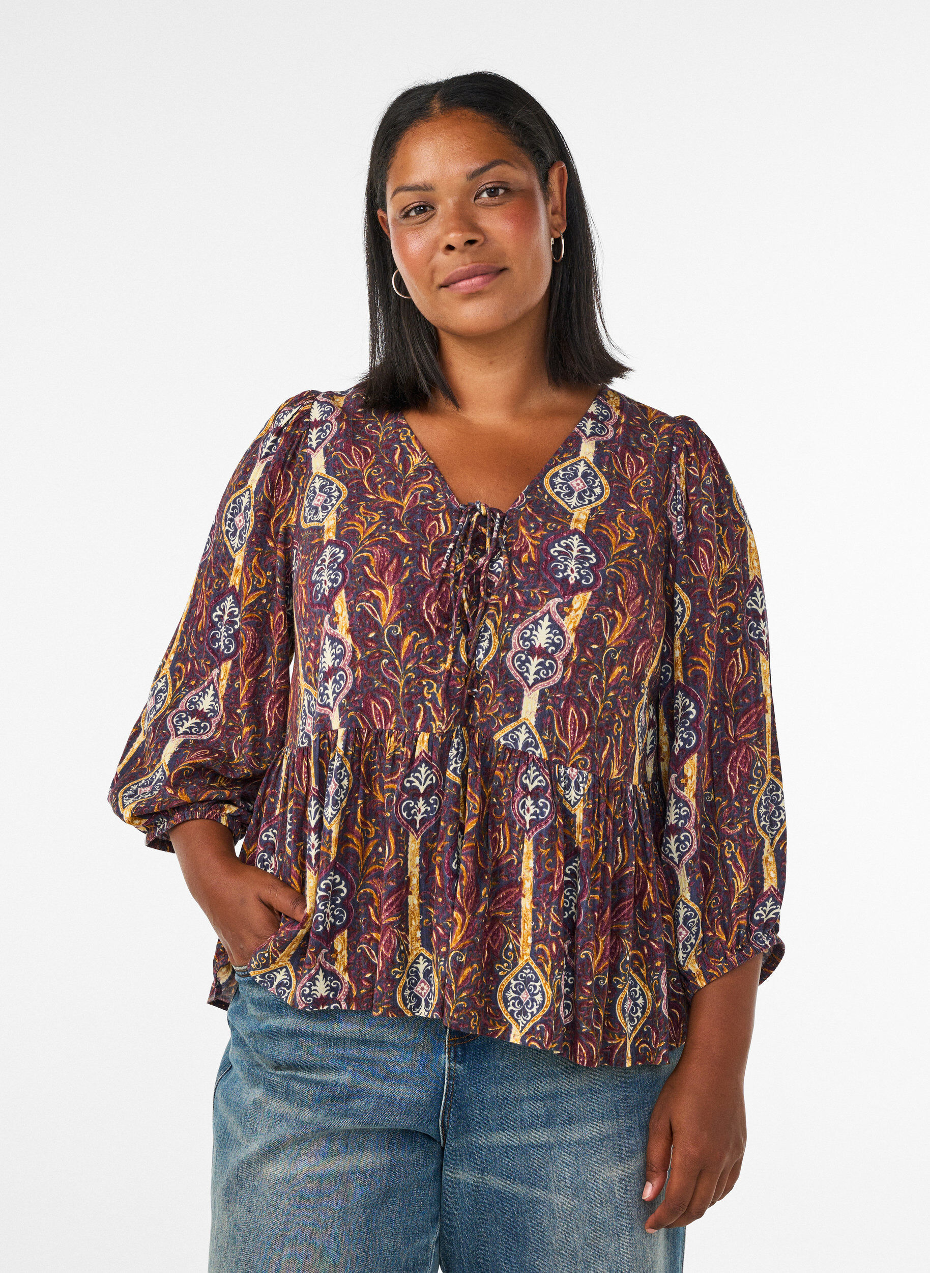 Blus med paisleym&ouml;nster och spetsdetalj, Lila, Model