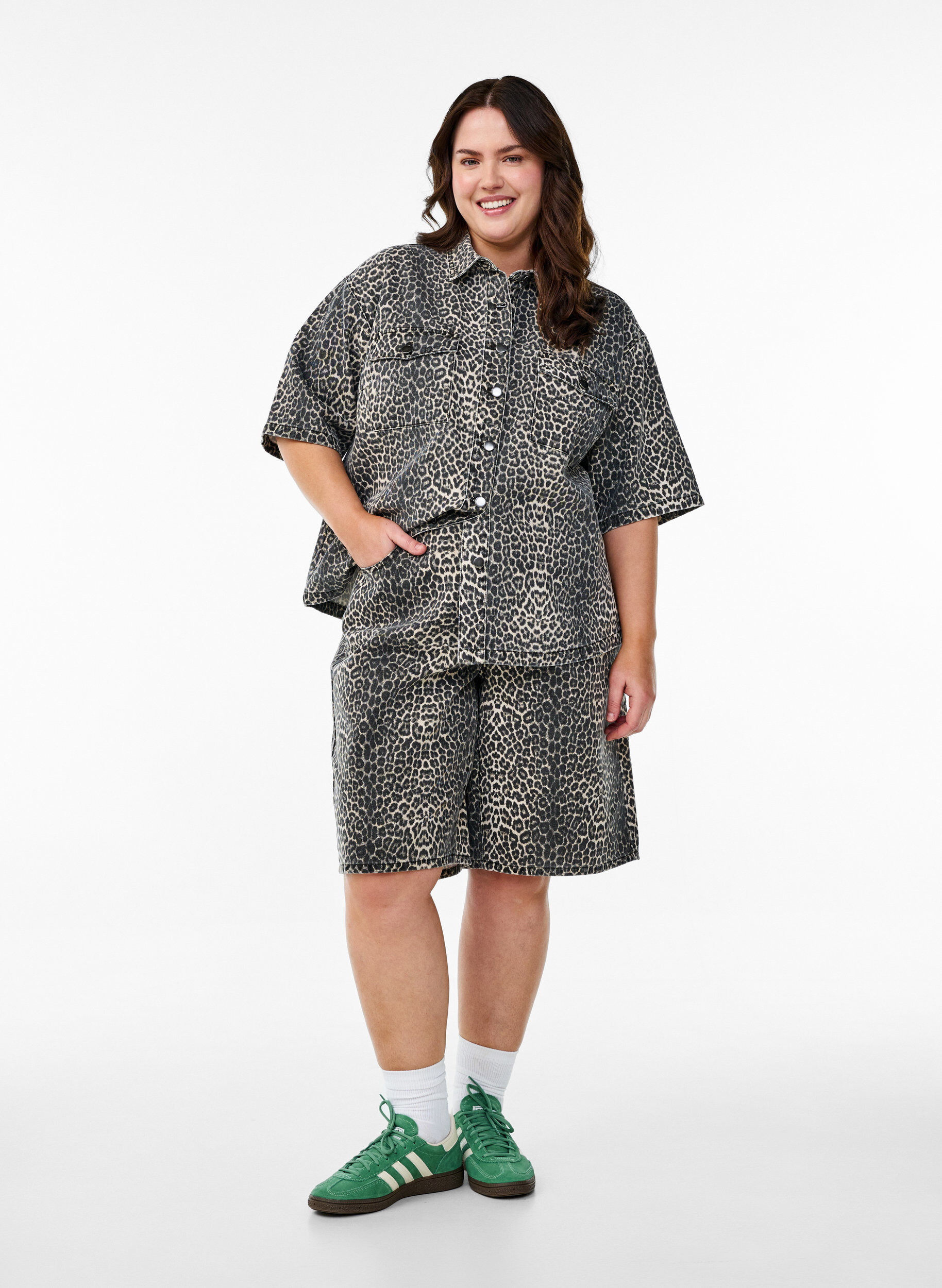 Zizzi Denimskjorta med leopardm&ouml;nster och korta &auml;rmar, Brun, Model image number 1