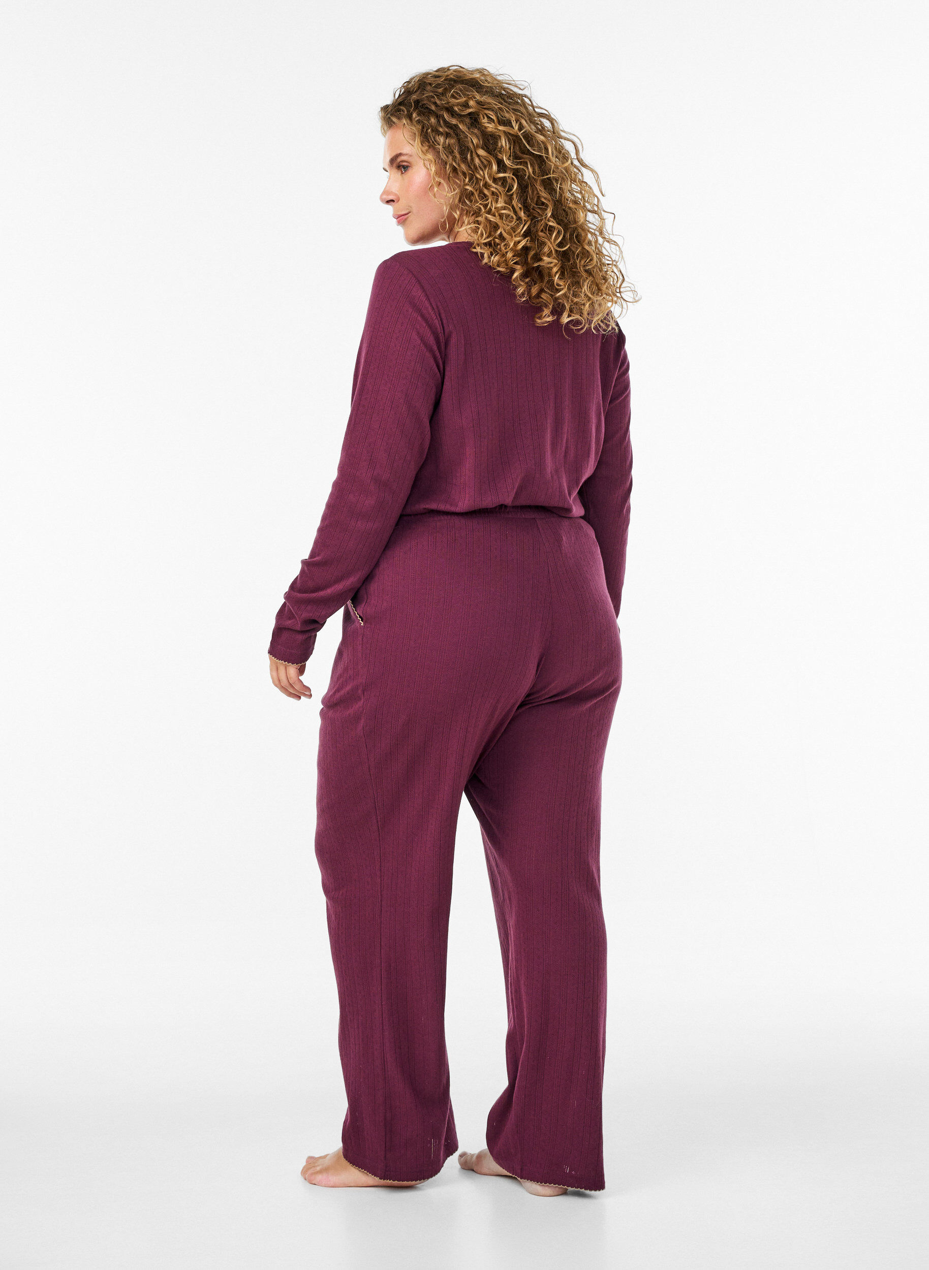 ZizziPyjamasbyxor i ekologisk bomull med h&aring;lbroderi, M&ouml;rk Bordeaux, Model image number 1