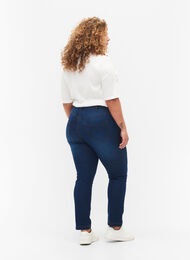 Slim fit Emily jeans med normalhög midja, Blue Denim, Model