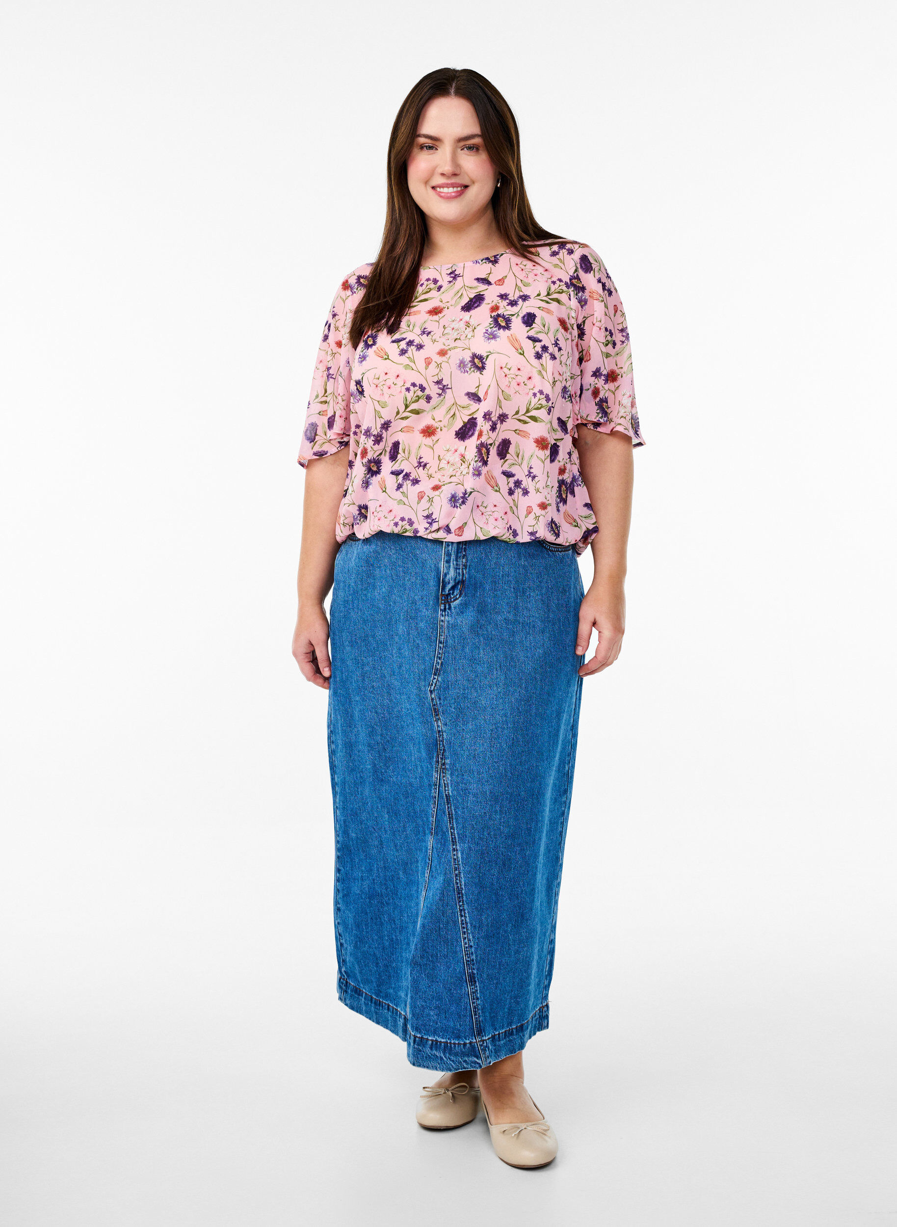 Zizzi Blus i blommigt med korta &auml;rmar och smock, Rosa, Model image number 1