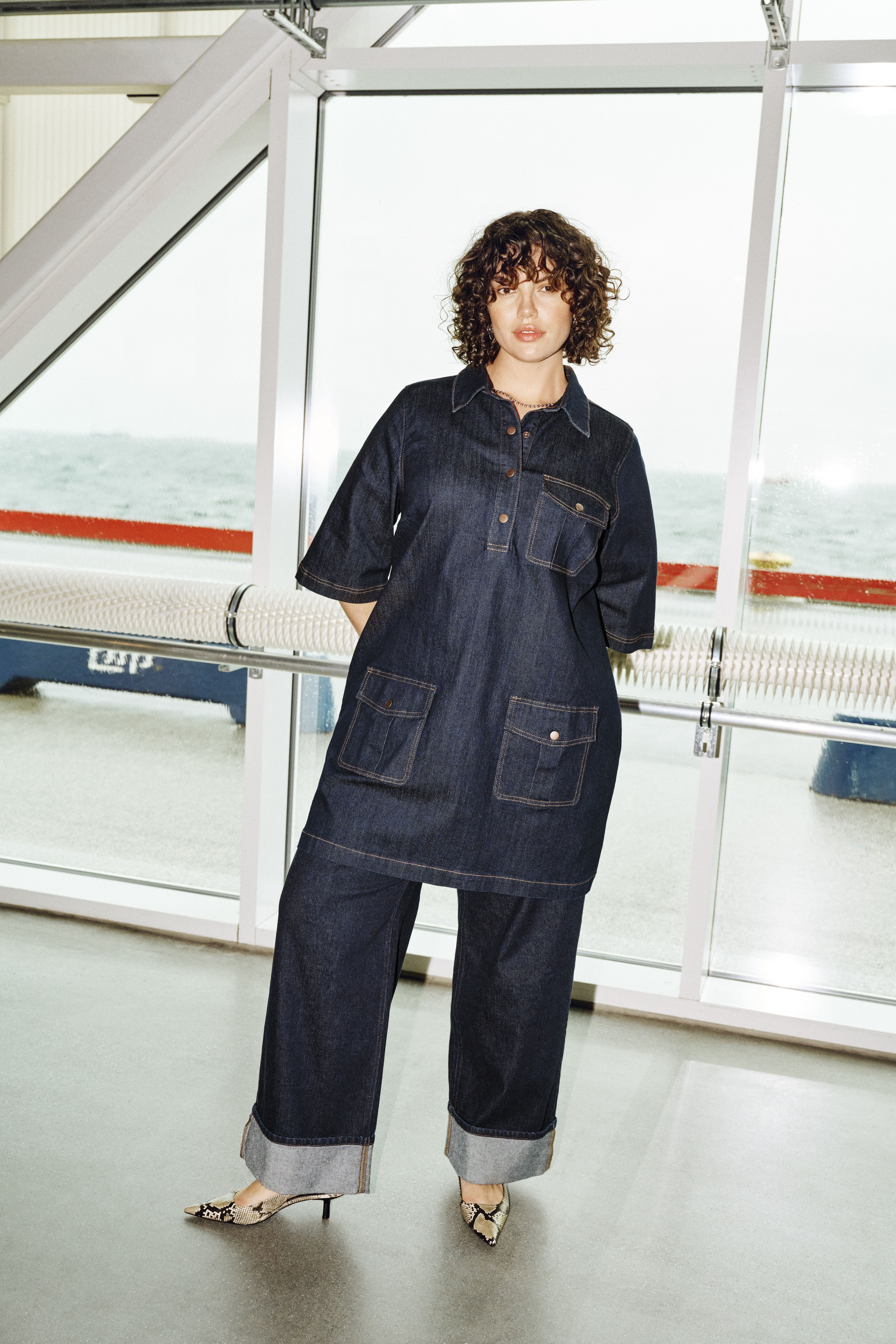 Zizzi Denimlook med detaljer, , Model