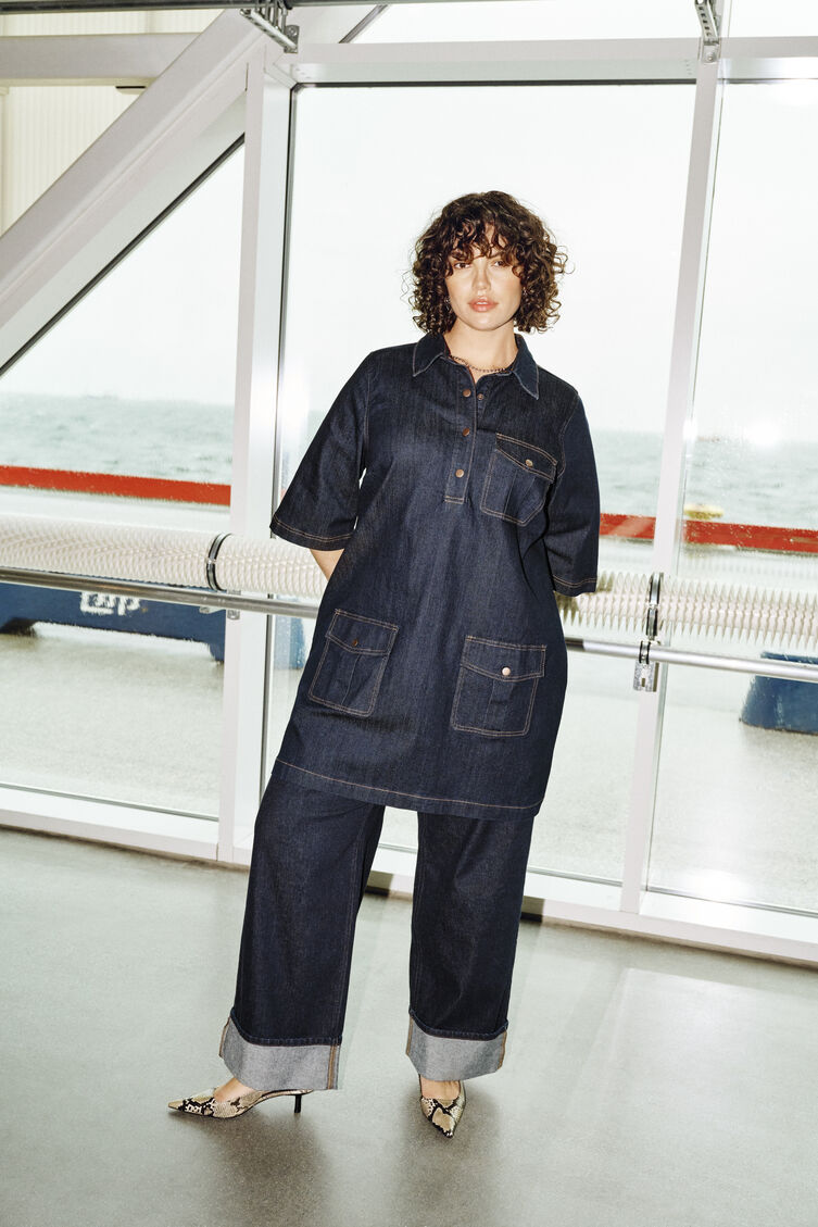 Denimlook med detaljer, , Model