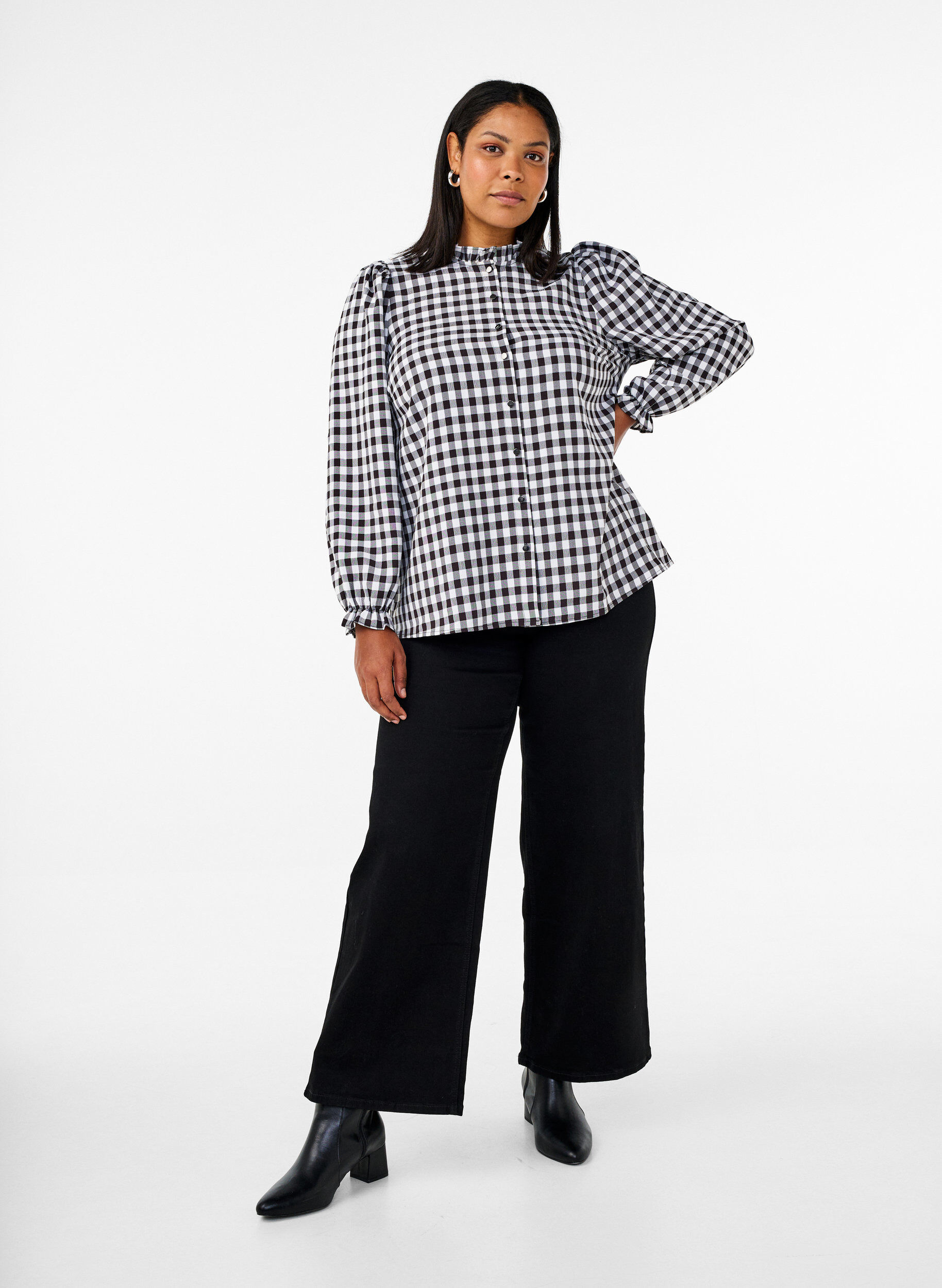 Zizzi Rutig skjortblus med volangdetaljer, Black/W. Gingham, Model image number 3