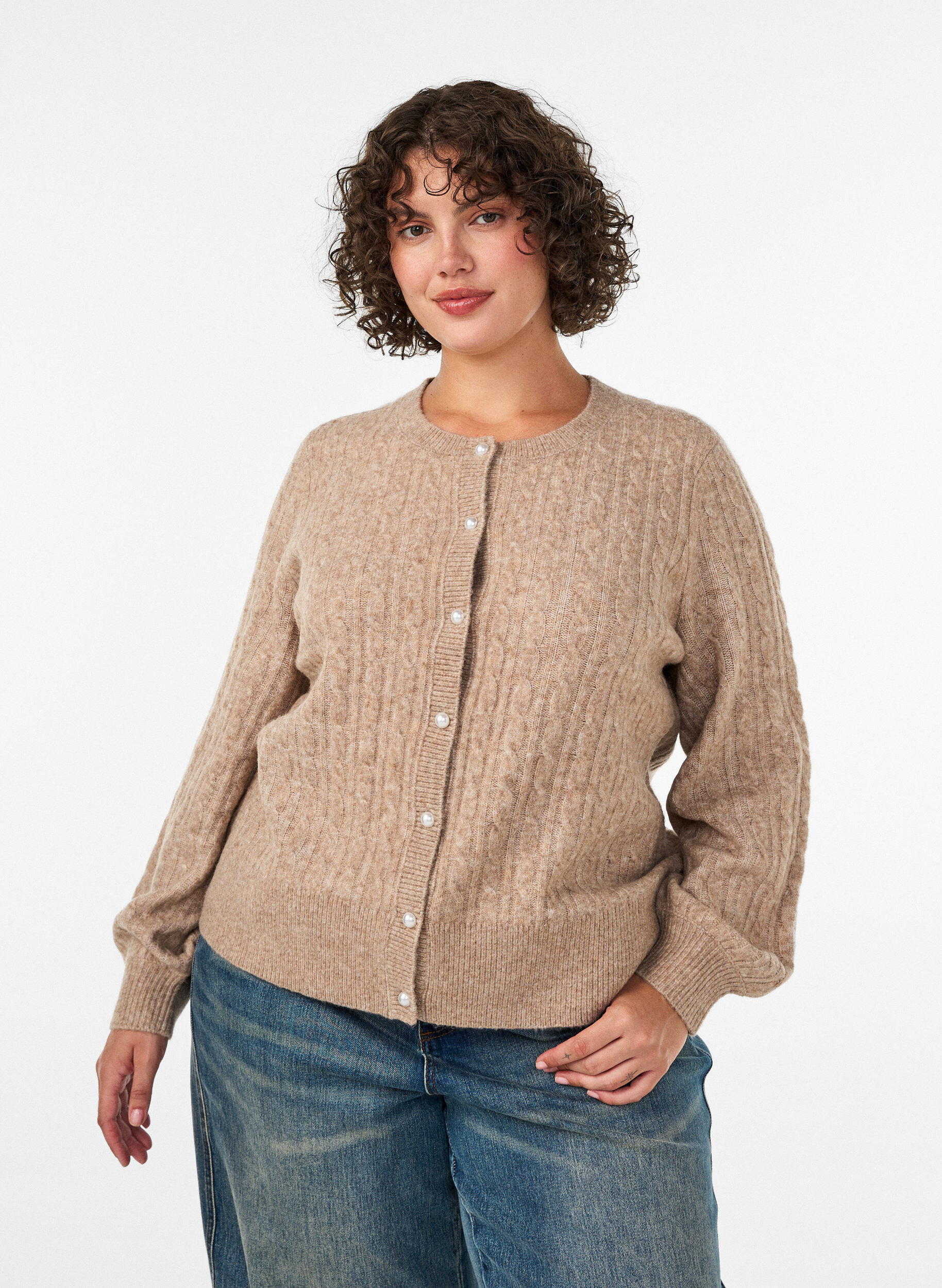 Fl&auml;tstickad kofta med p&auml;rlknappar, Beige, Model