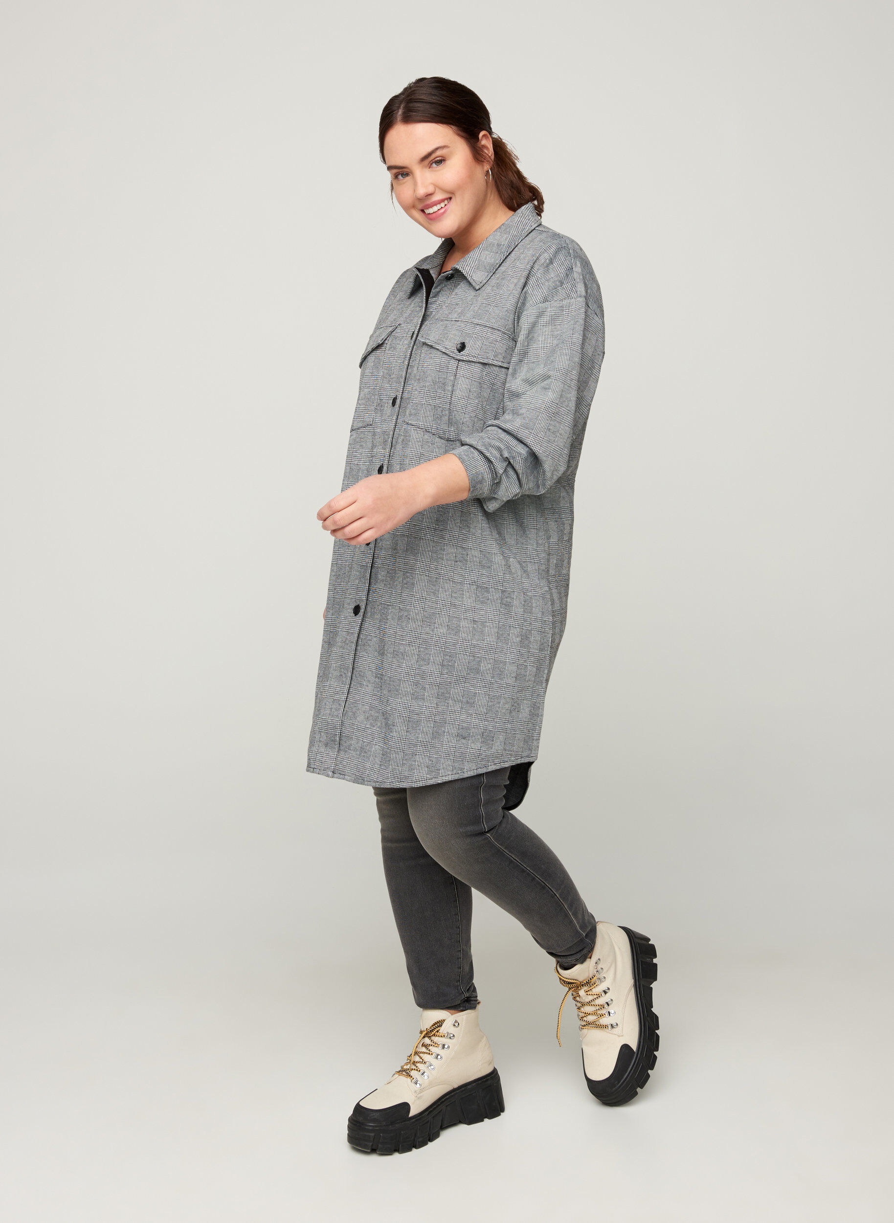 Zizzi L&aring;ng rutig skjorta med br&ouml;stfickor, Black Check , Model image number 2