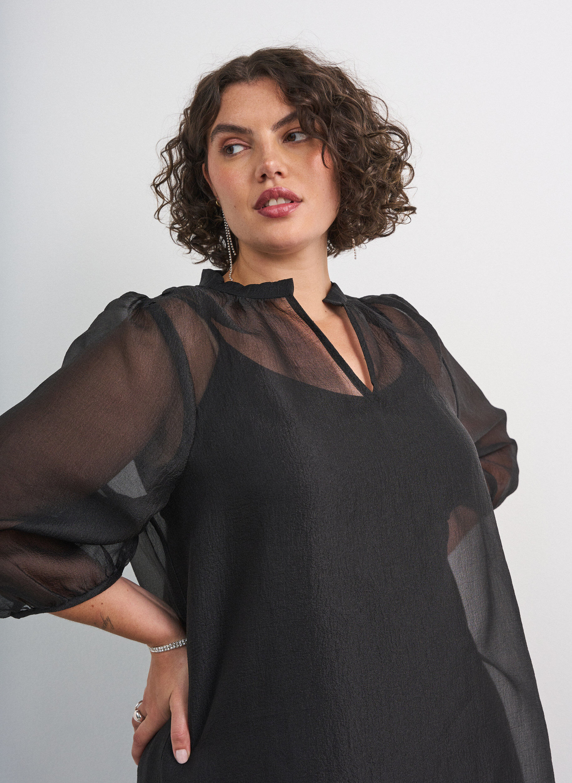 ZizziKort kl&auml;nning i organza med volangkant, Svart, Model image number 3