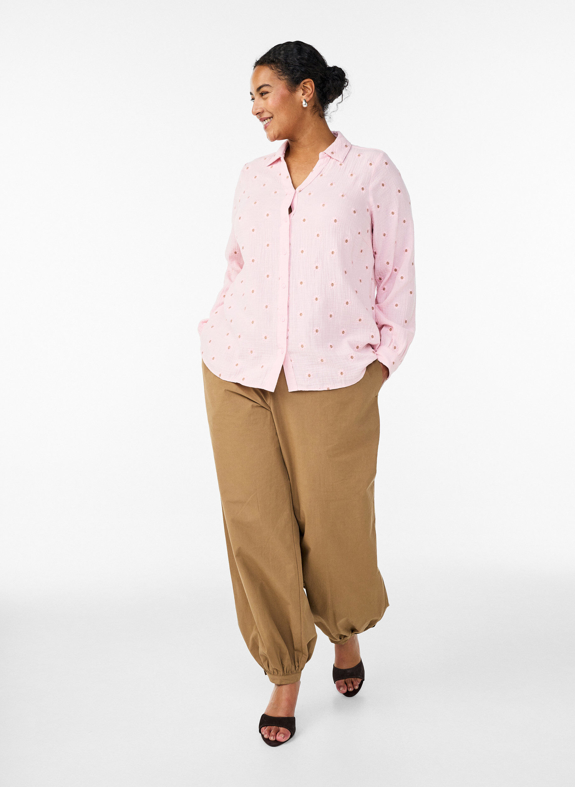 Zizzi L&aring;ng&auml;rmad blus i bomullsmuslin med broderade motiv, Rosa, Model image number 1