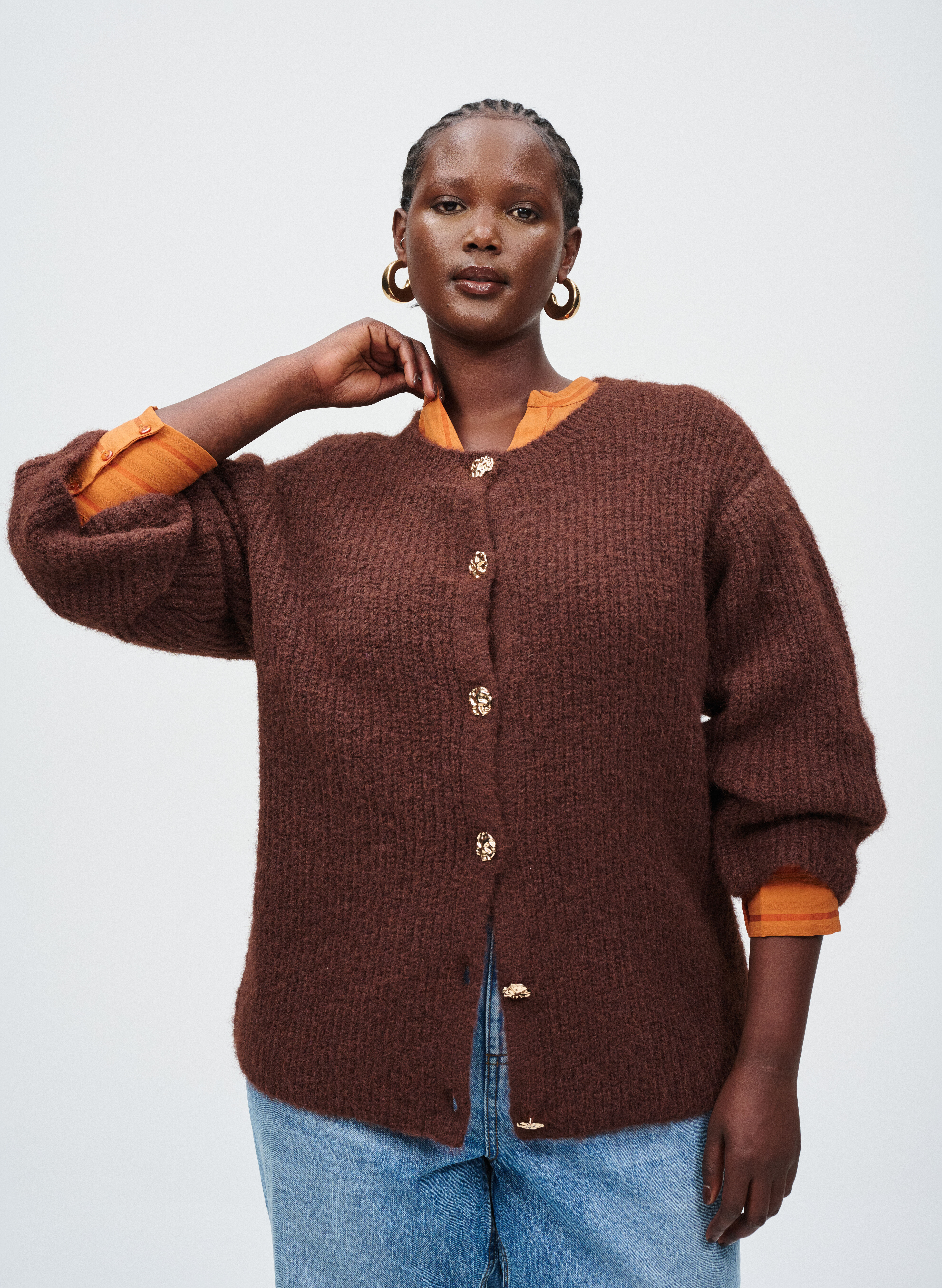 Stickad med guldknappar, , Model