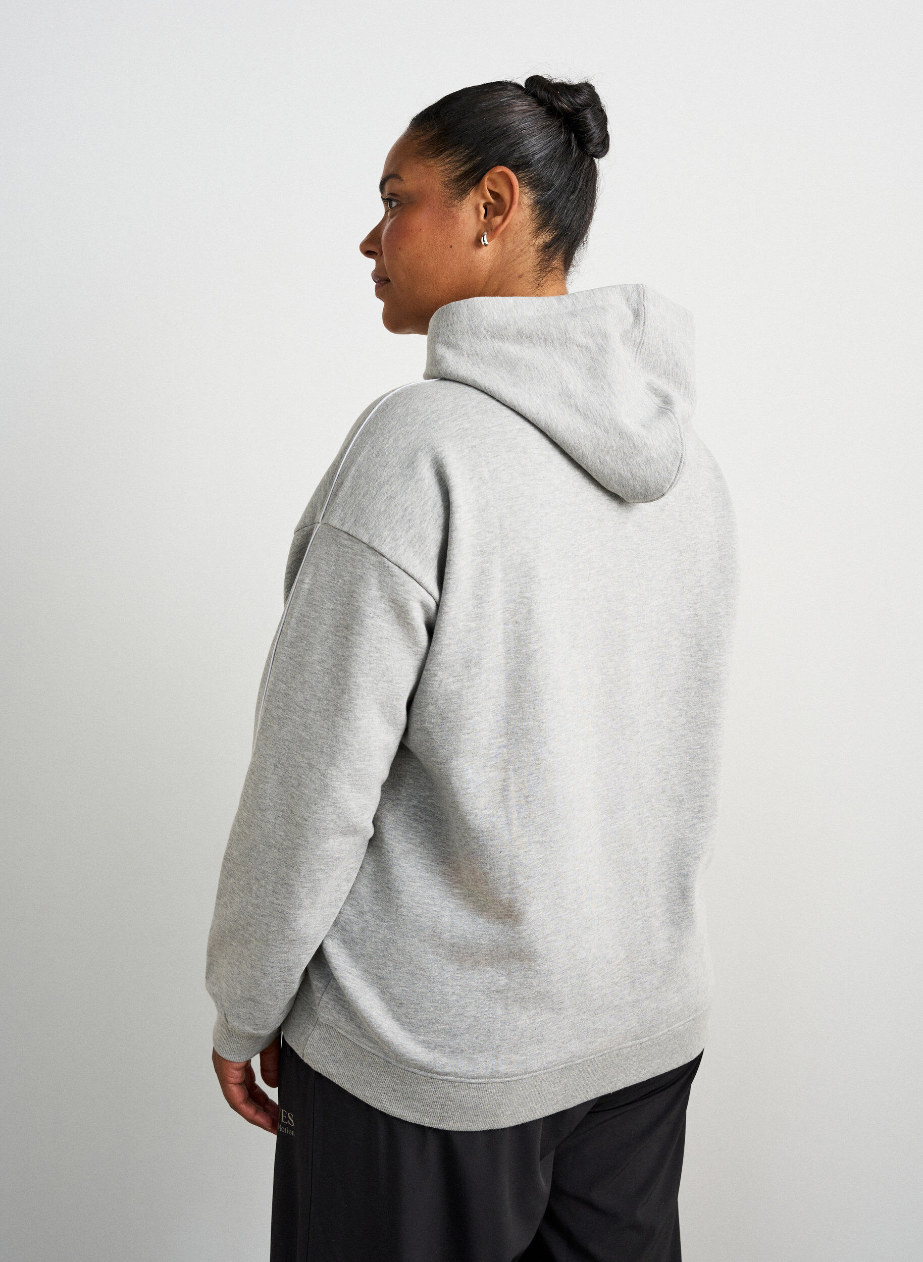 ZizziHuvtr&ouml;ja med broderat motiv, Gr&aring;, Model image number 2